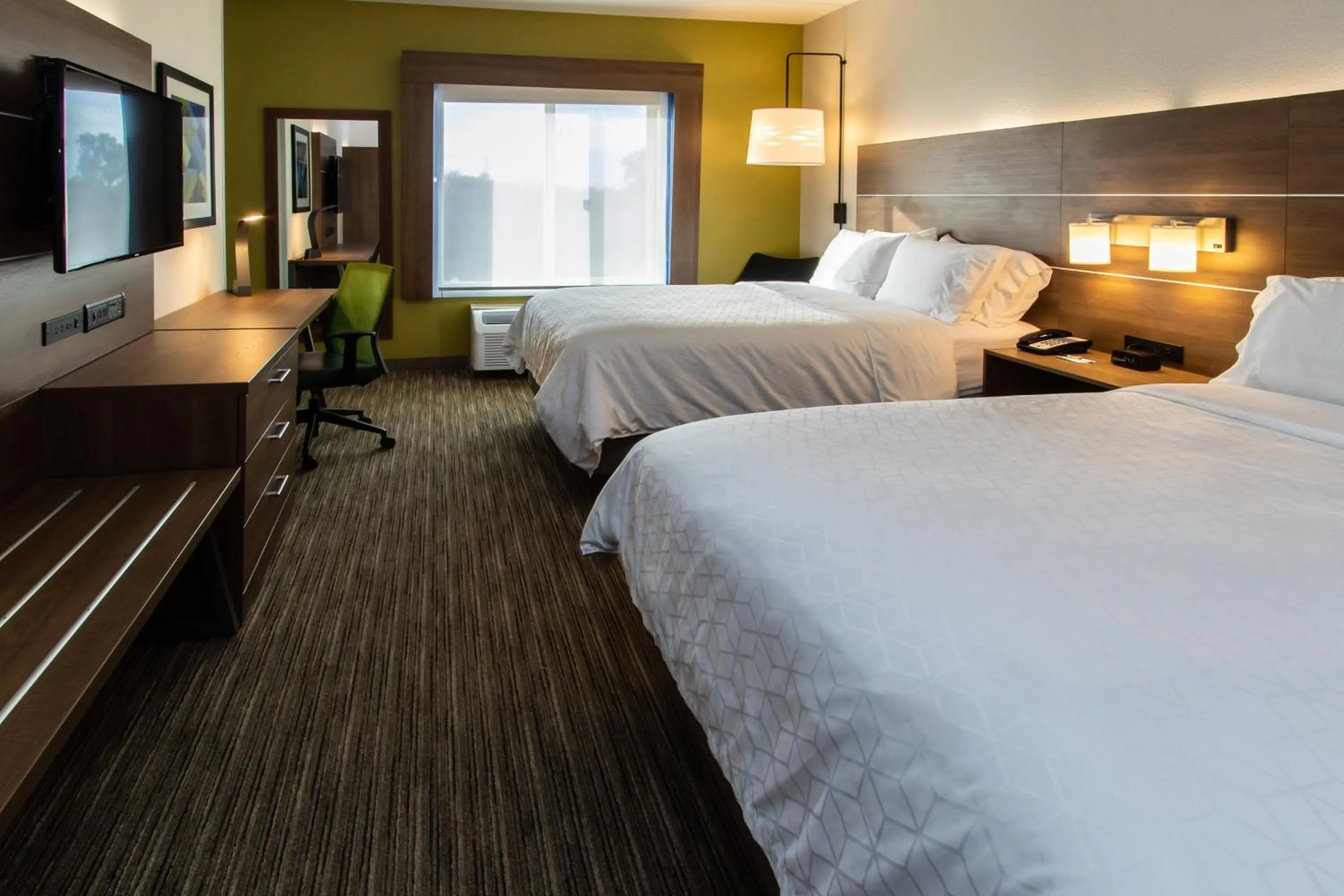 Photo of the whole room, Bed in Holiday Inn Express Hotel & Suites Roseville - Galleria Area by IHG