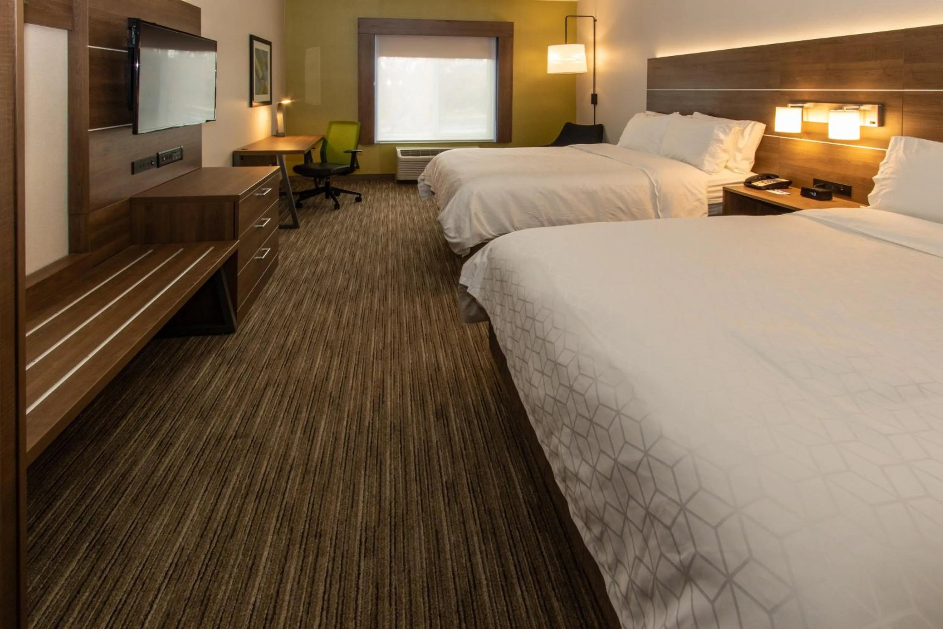 Photo of the whole room, Bed in Holiday Inn Express Hotel & Suites Roseville - Galleria Area by IHG