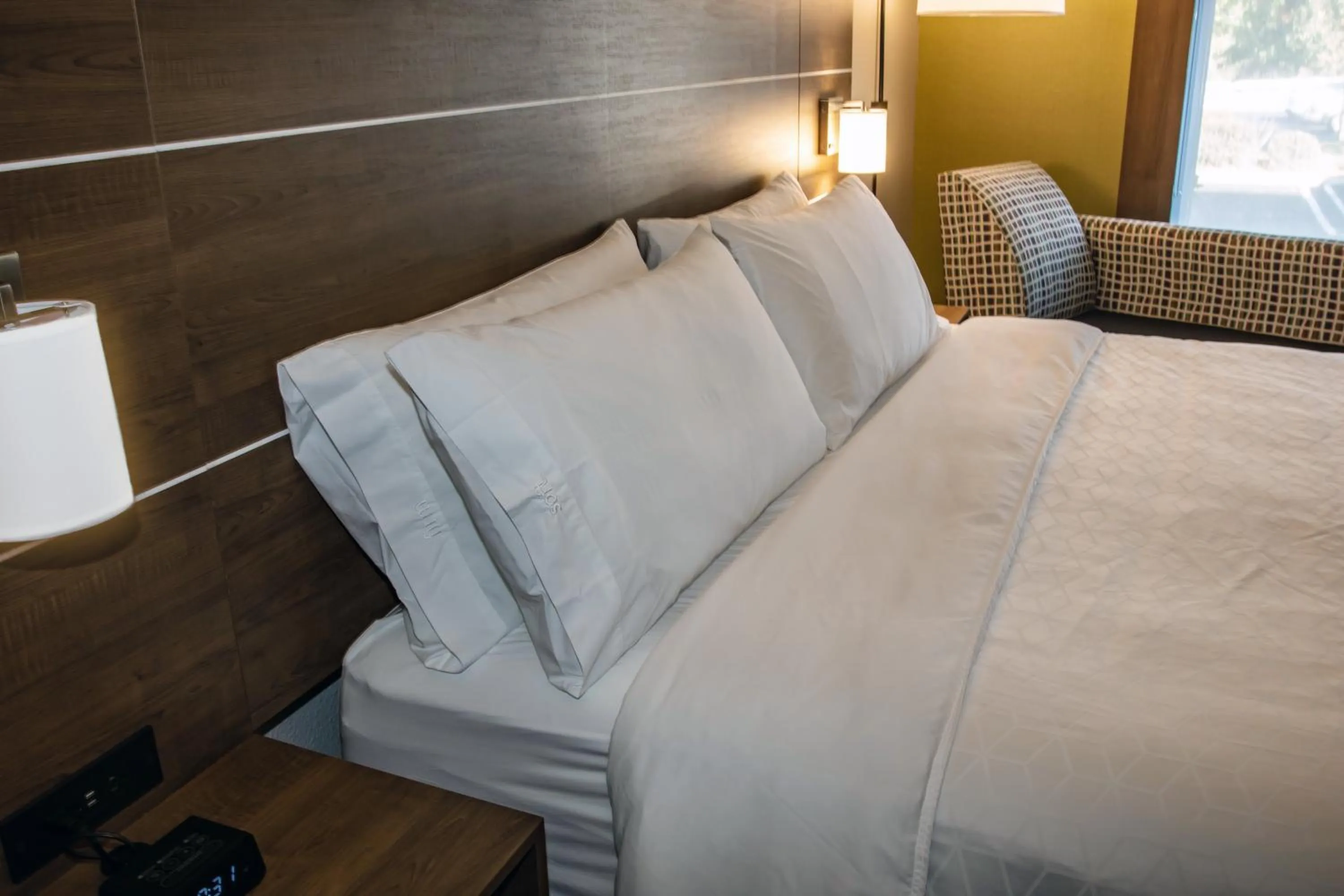 Photo of the whole room, Bed in Holiday Inn Express Hotel & Suites Roseville - Galleria Area by IHG