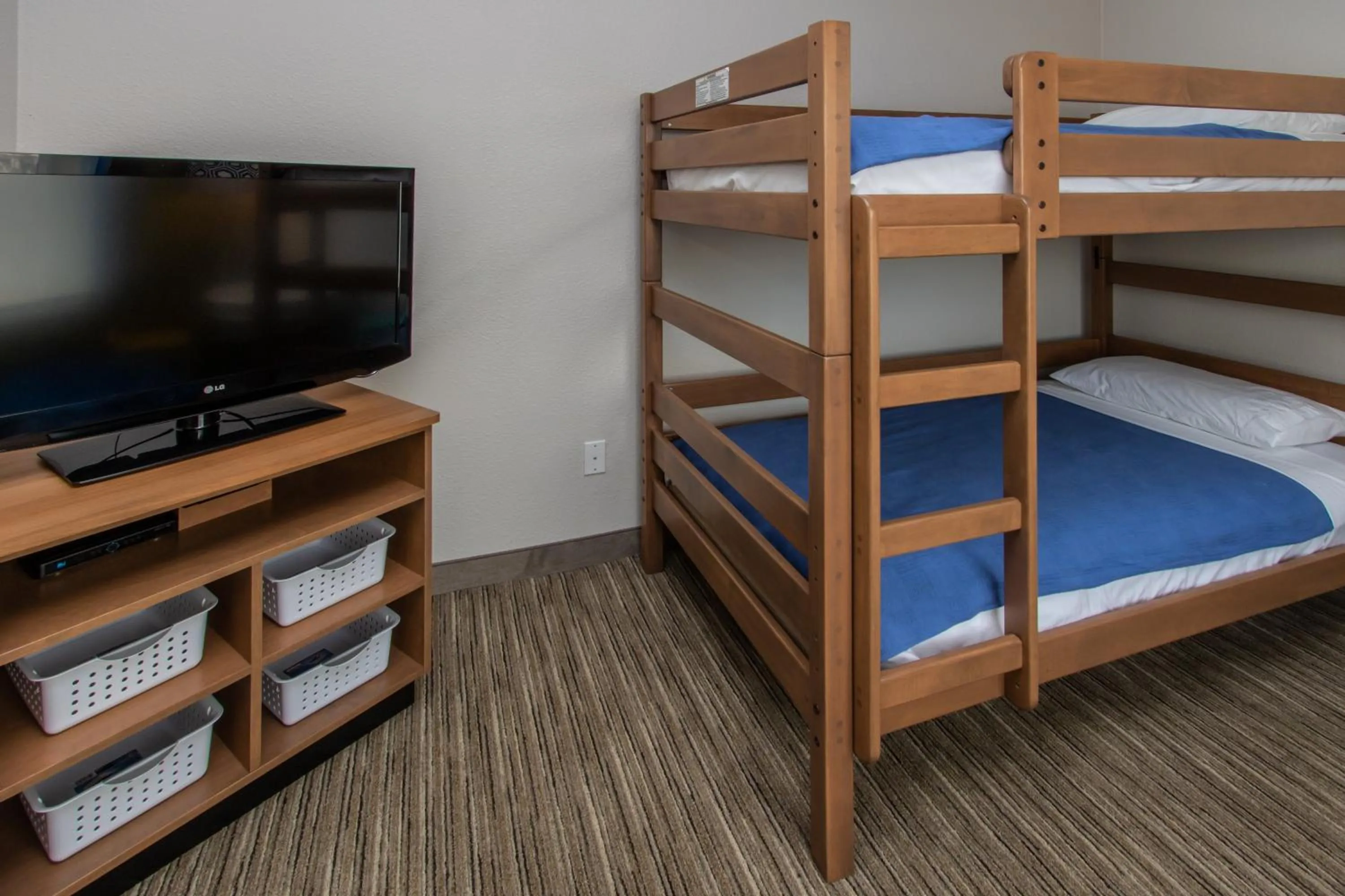 Photo of the whole room, Bed in Holiday Inn Express Hotel & Suites Roseville - Galleria Area by IHG