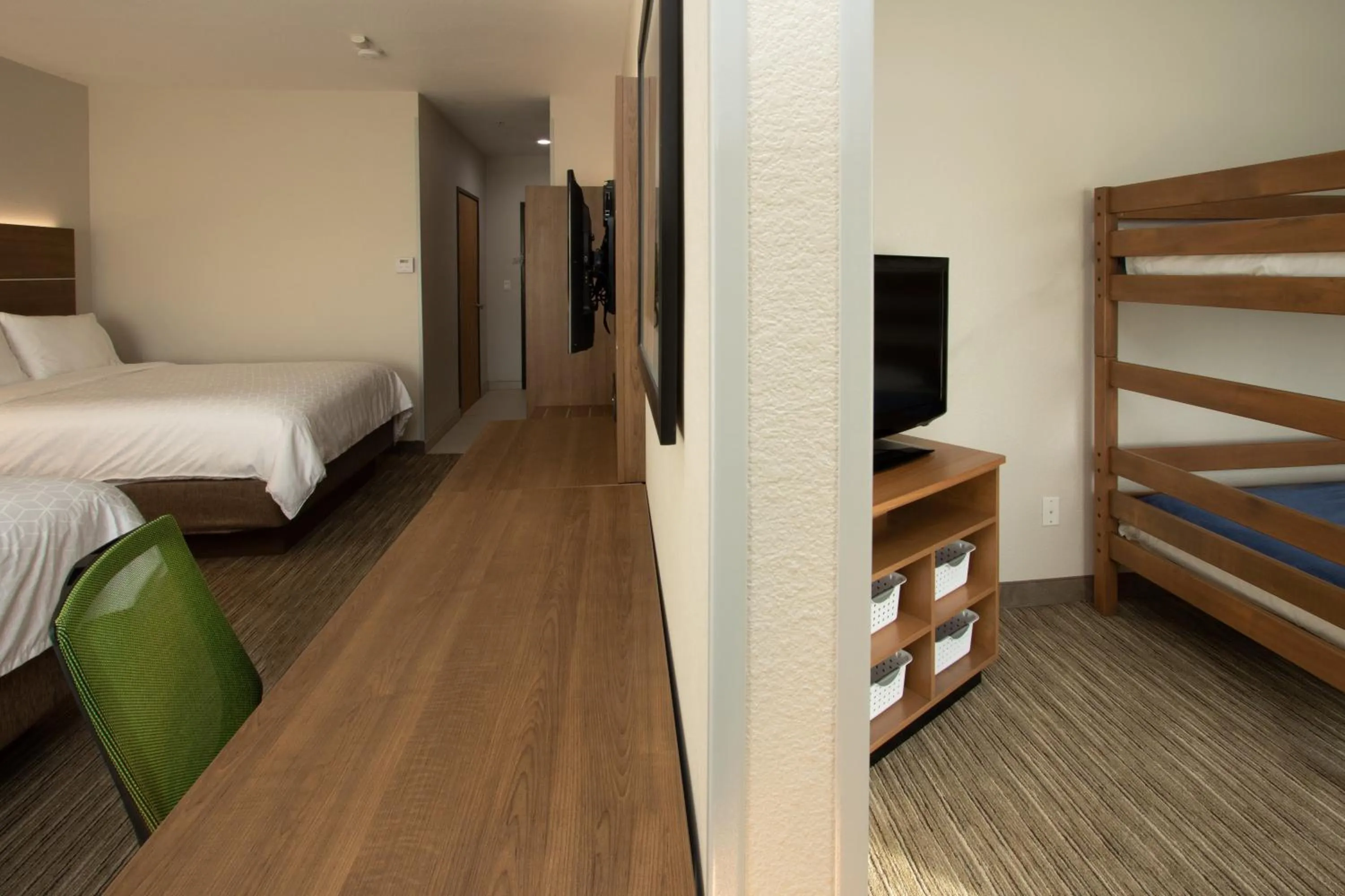 Photo of the whole room, Bed in Holiday Inn Express Hotel & Suites Roseville - Galleria Area by IHG
