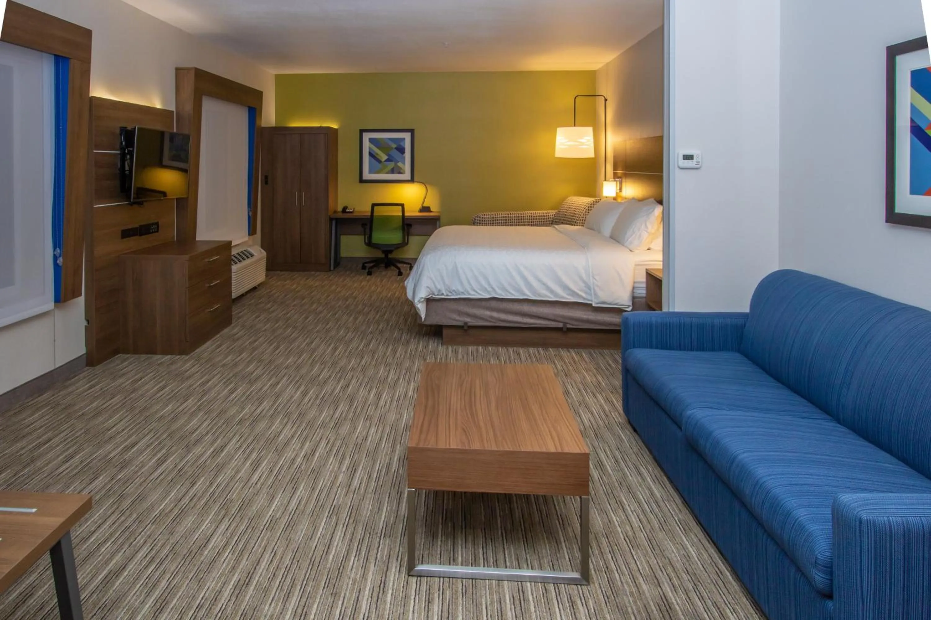 Photo of the whole room, Bed in Holiday Inn Express Hotel & Suites Roseville - Galleria Area by IHG