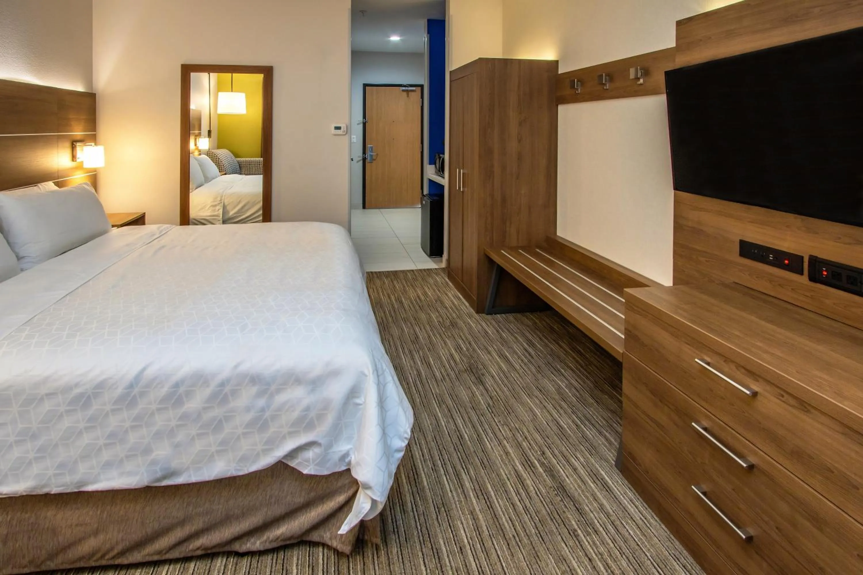 Photo of the whole room, Bed in Holiday Inn Express Hotel & Suites Roseville - Galleria Area by IHG