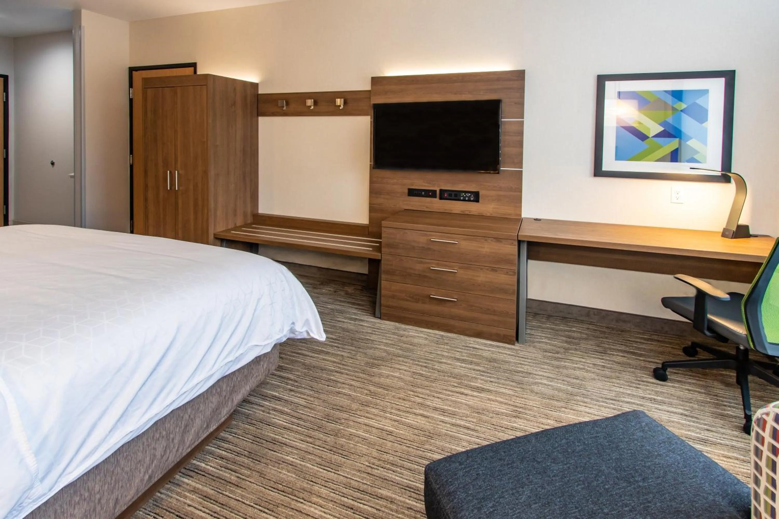 Photo of the whole room, Bed in Holiday Inn Express Hotel & Suites Roseville - Galleria Area by IHG