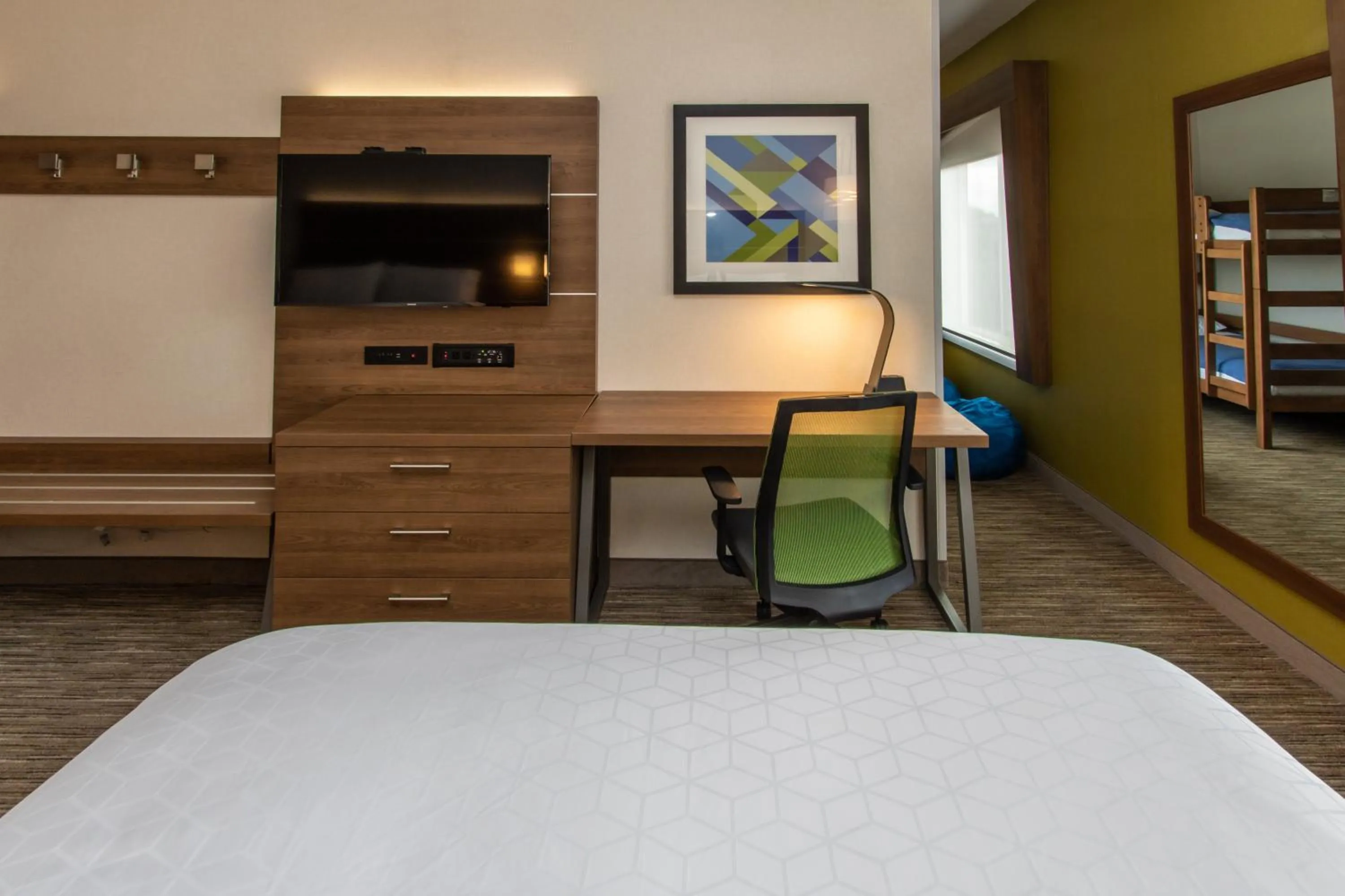 Photo of the whole room, Bed in Holiday Inn Express Hotel & Suites Roseville - Galleria Area by IHG