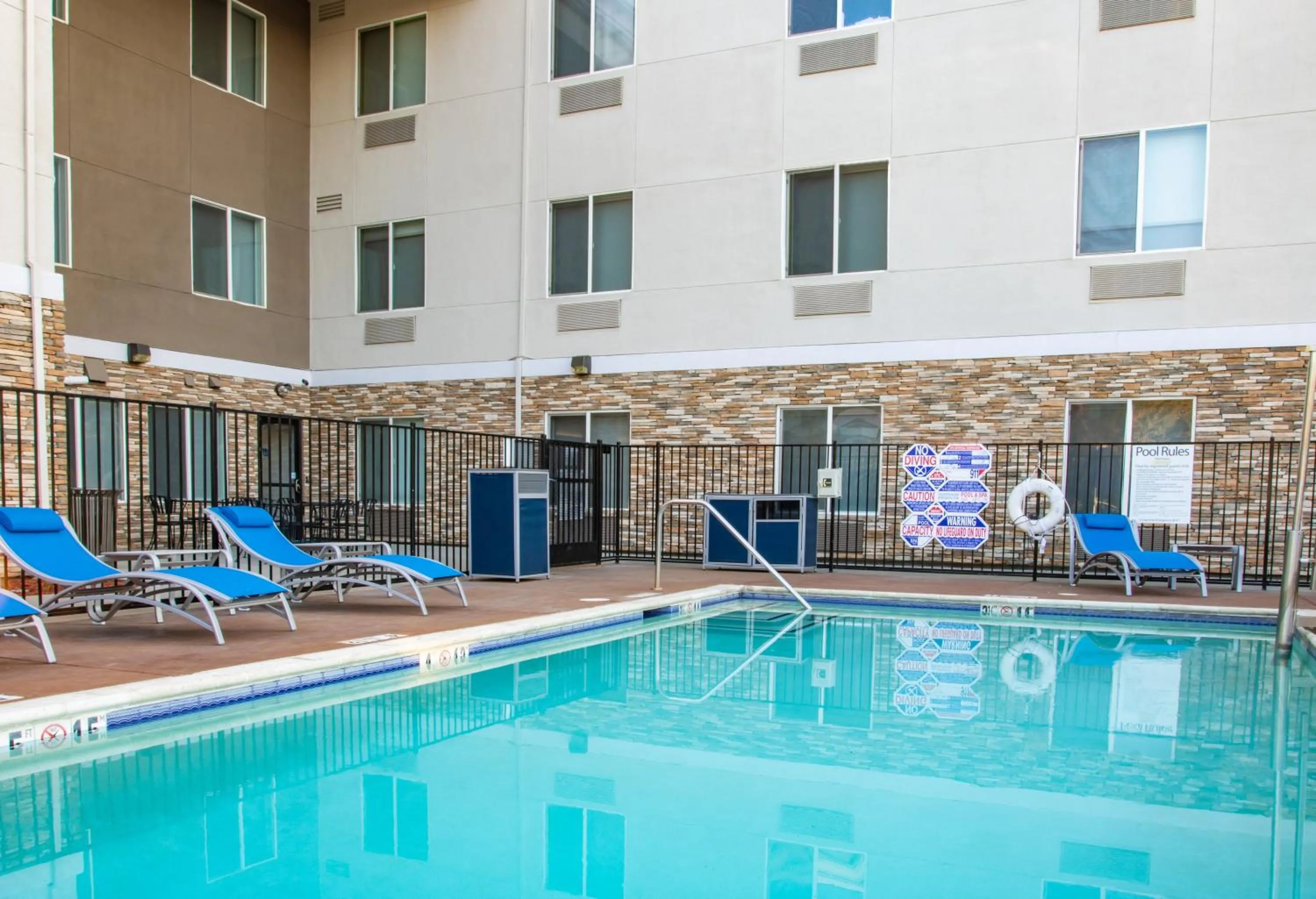 Swimming pool in Holiday Inn Express Hotel & Suites Roseville - Galleria Area by IHG