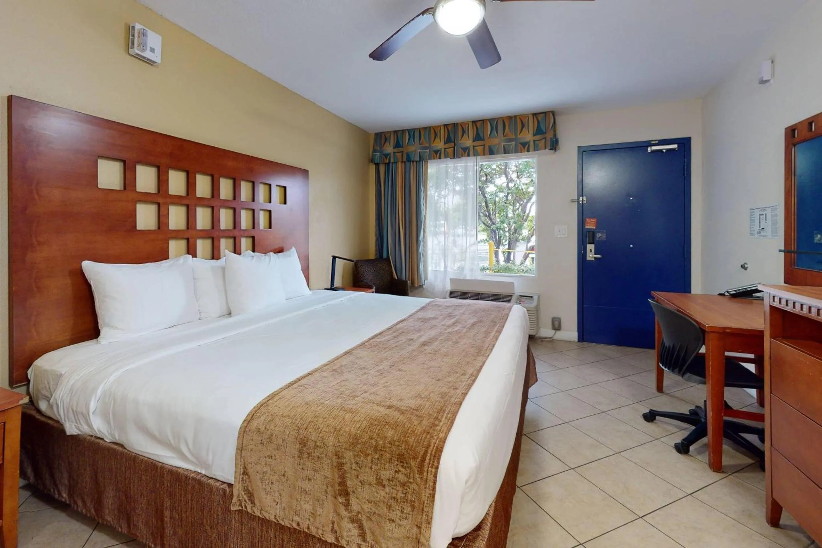 Bedroom, Bed in Rodeway Inn & Suites Fort Lauderdale Airport & Cruise Port