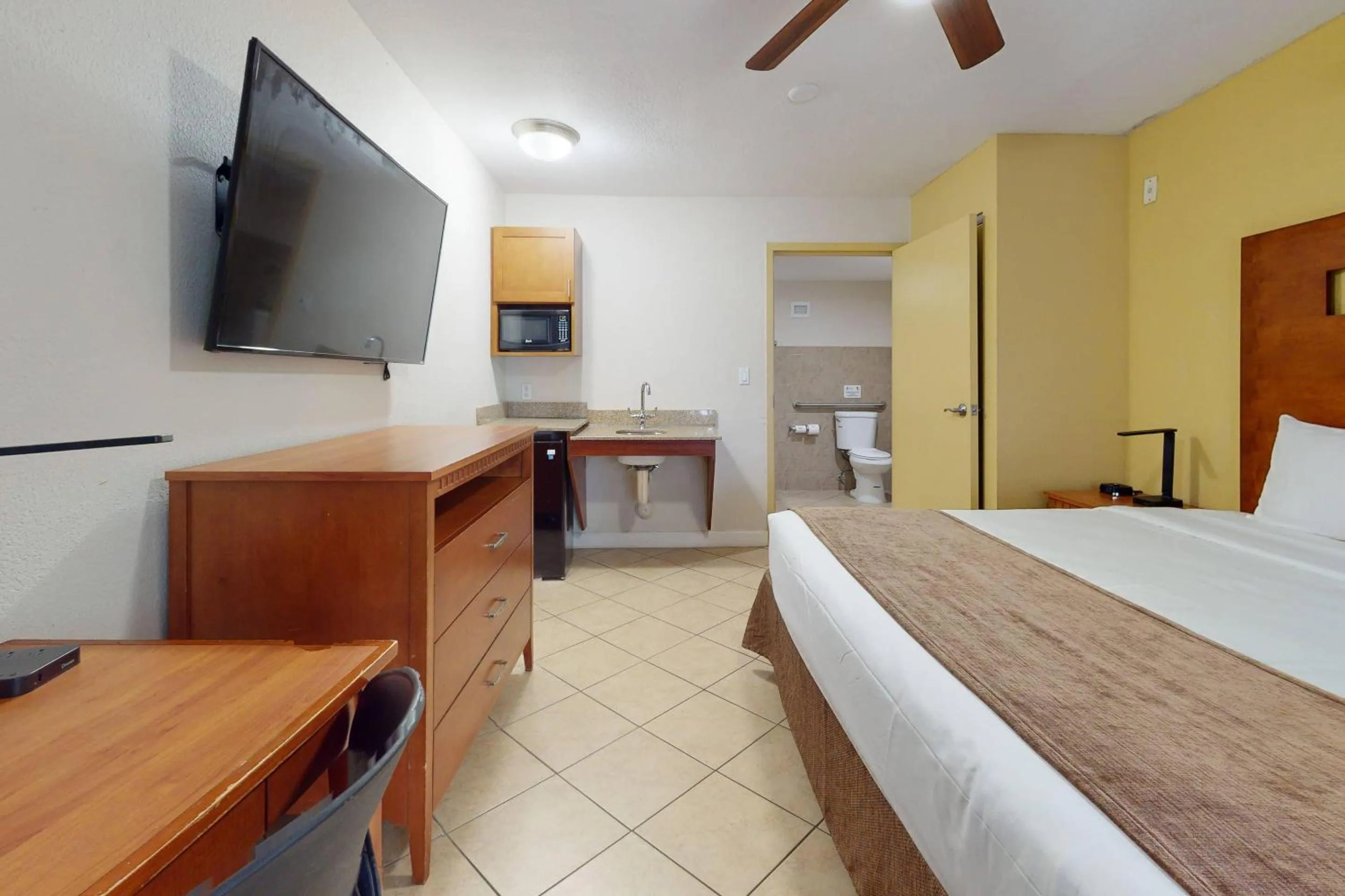 Bedroom, Bed in Rodeway Inn & Suites Fort Lauderdale Airport & Cruise Port