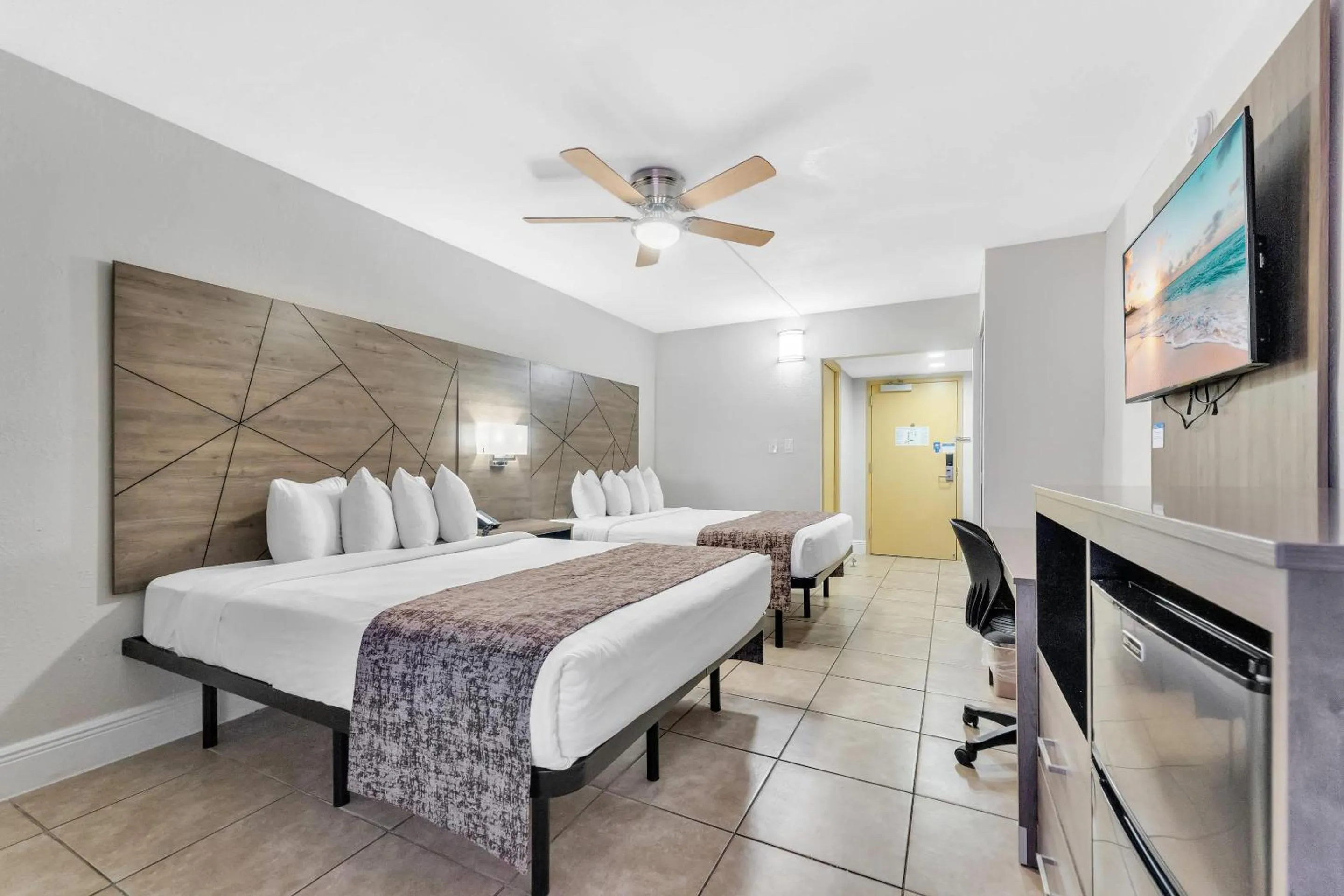 Bedroom, Bed in Rodeway Inn & Suites Fort Lauderdale Airport & Cruise Port