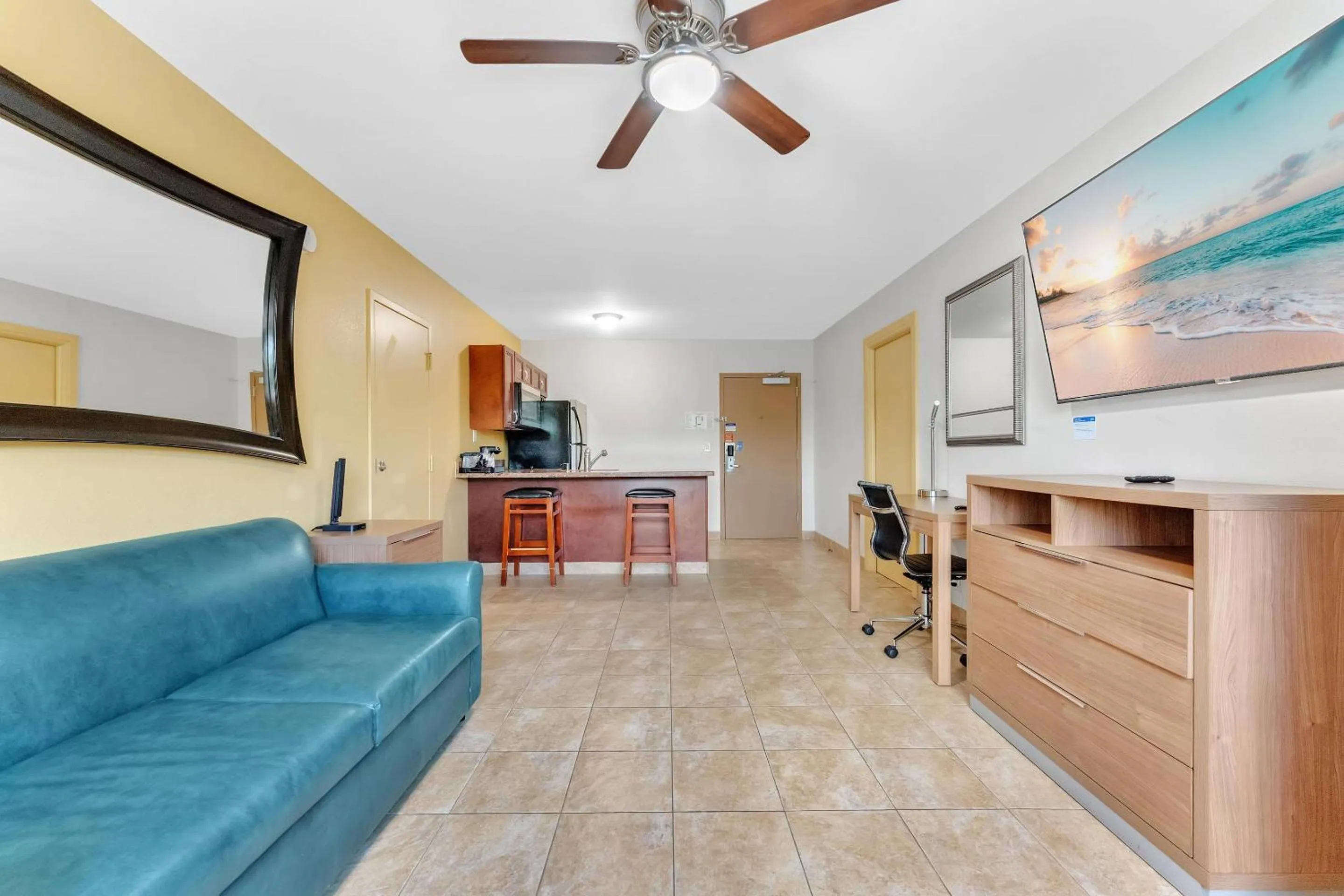 Bedroom in Rodeway Inn & Suites Fort Lauderdale Airport & Cruise Port