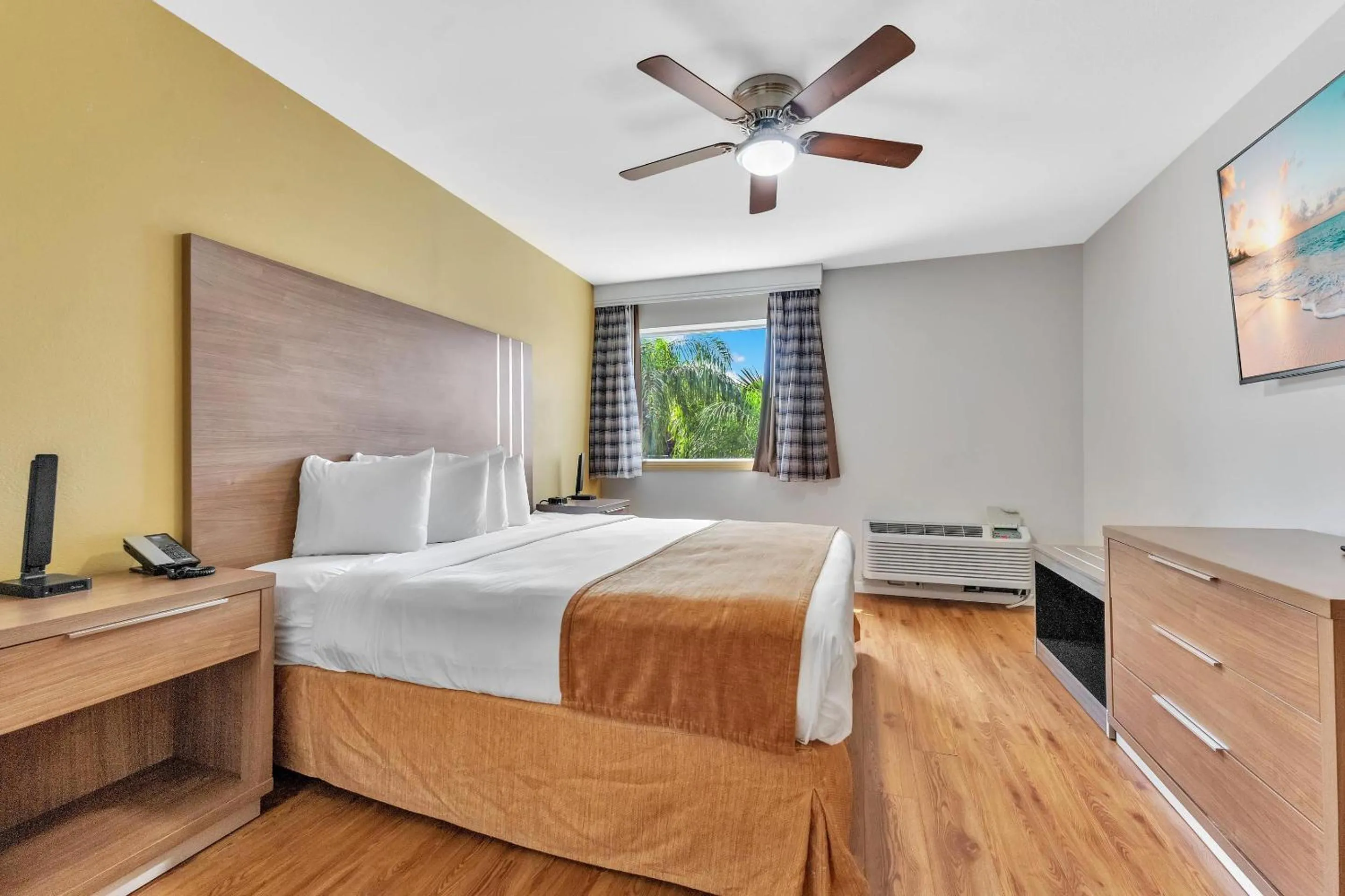 Bedroom, Bed in Rodeway Inn & Suites Fort Lauderdale Airport & Cruise Port