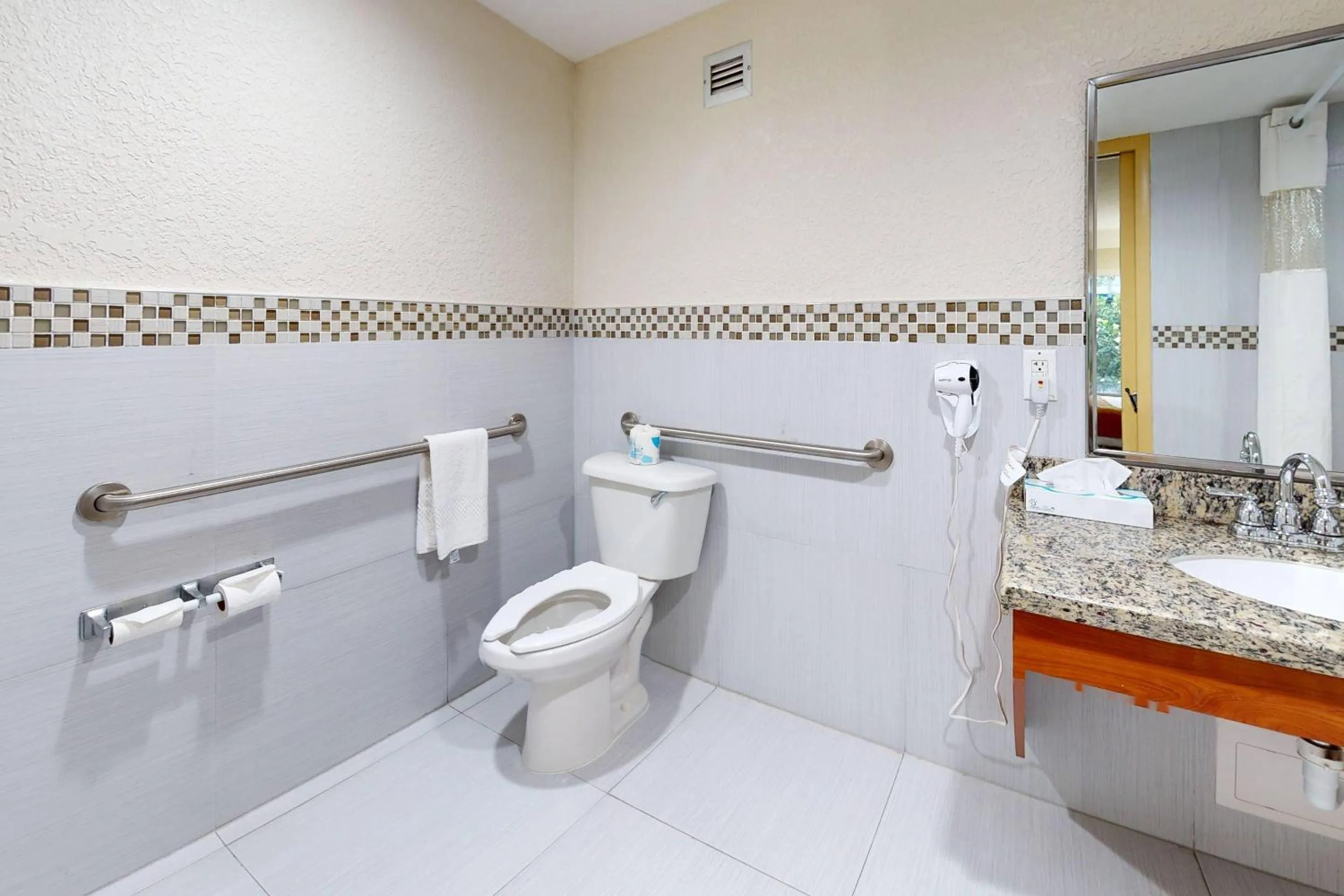 Bedroom in Rodeway Inn & Suites Fort Lauderdale Airport & Cruise Port