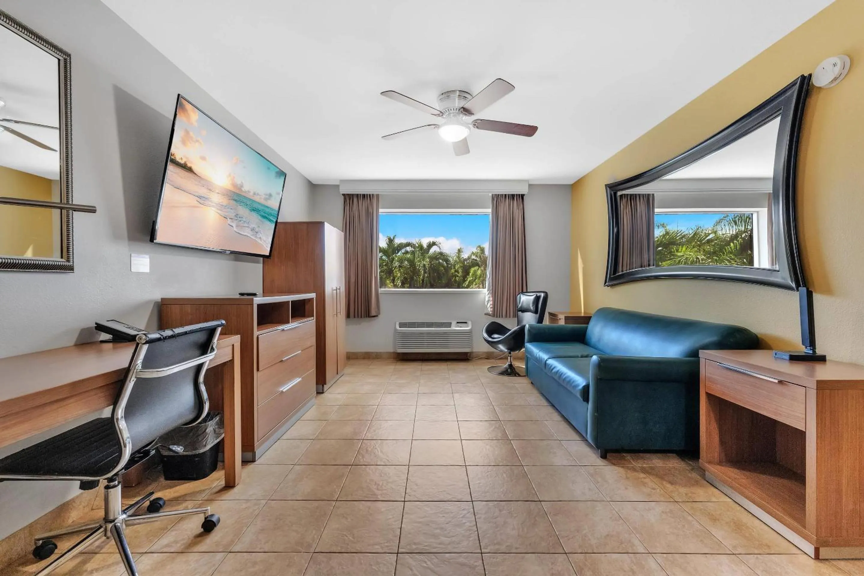 Bedroom in Rodeway Inn & Suites Fort Lauderdale Airport & Cruise Port
