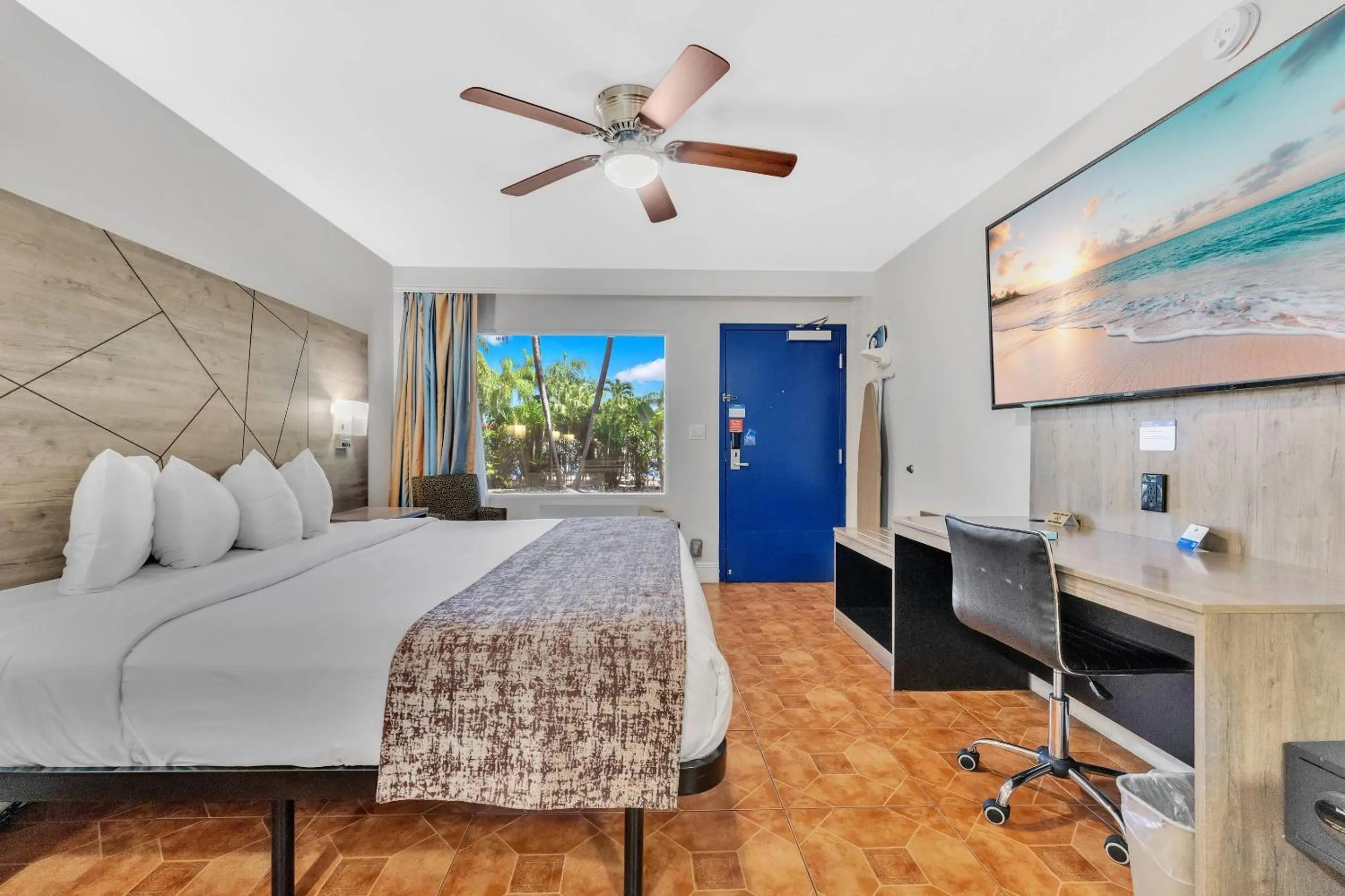 Bedroom, Bed in Rodeway Inn & Suites Fort Lauderdale Airport & Cruise Port