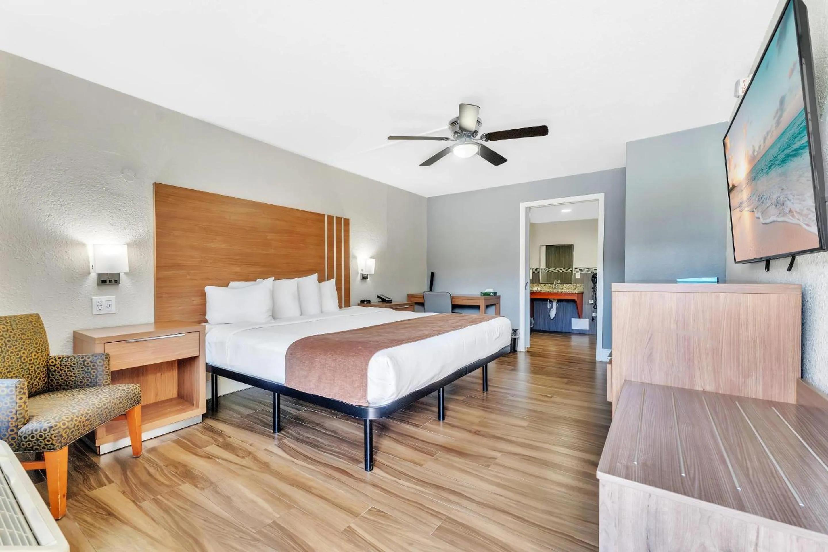 Bedroom, Bed in Rodeway Inn & Suites Fort Lauderdale Airport & Cruise Port