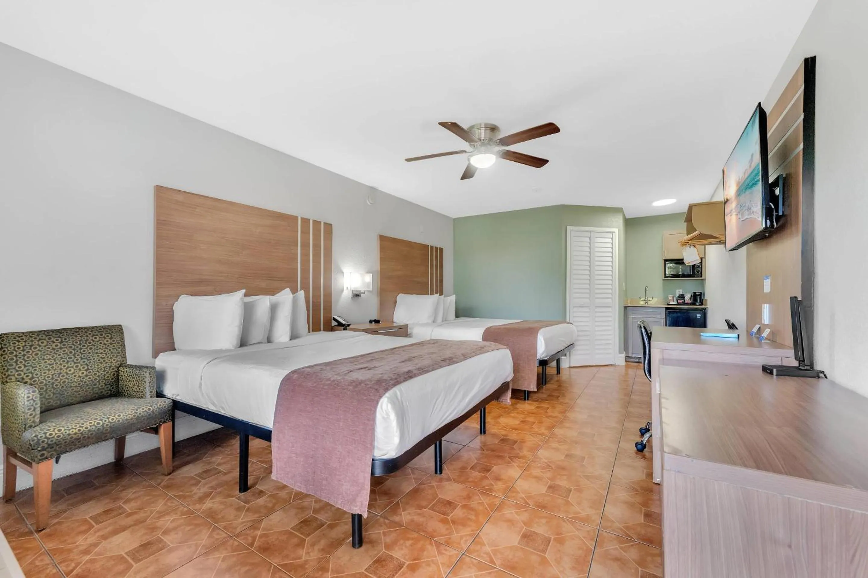 Bedroom, Bed in Rodeway Inn & Suites Fort Lauderdale Airport & Cruise Port