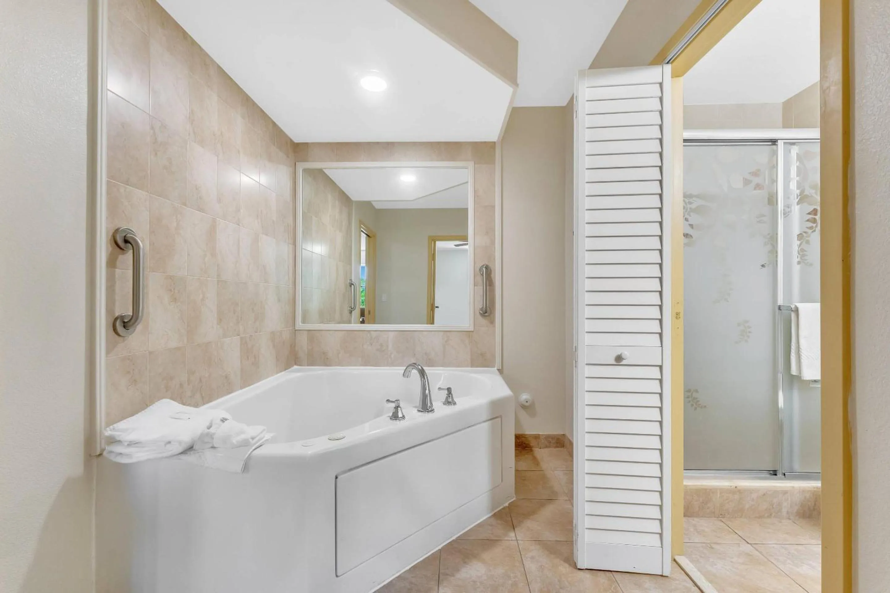 Bedroom in Rodeway Inn & Suites Fort Lauderdale Airport & Cruise Port