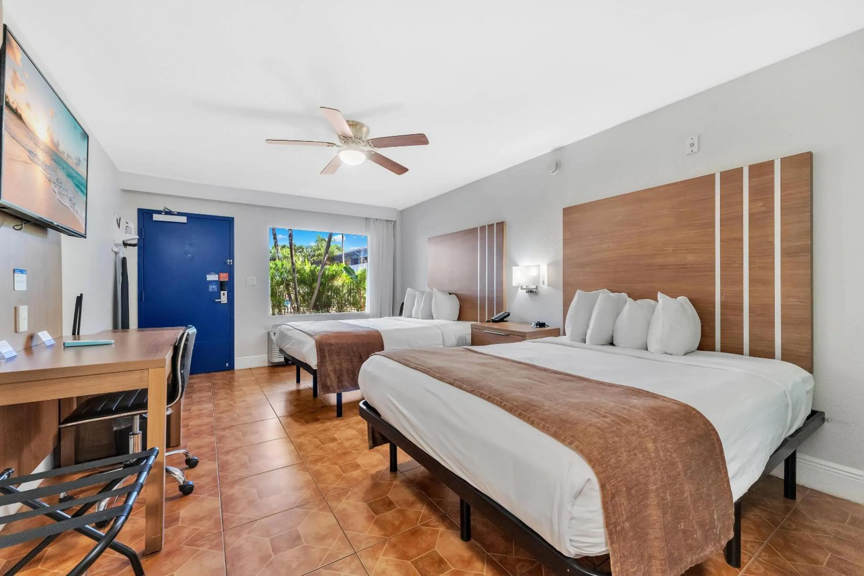Bedroom, Bed in Rodeway Inn & Suites Fort Lauderdale Airport & Cruise Port