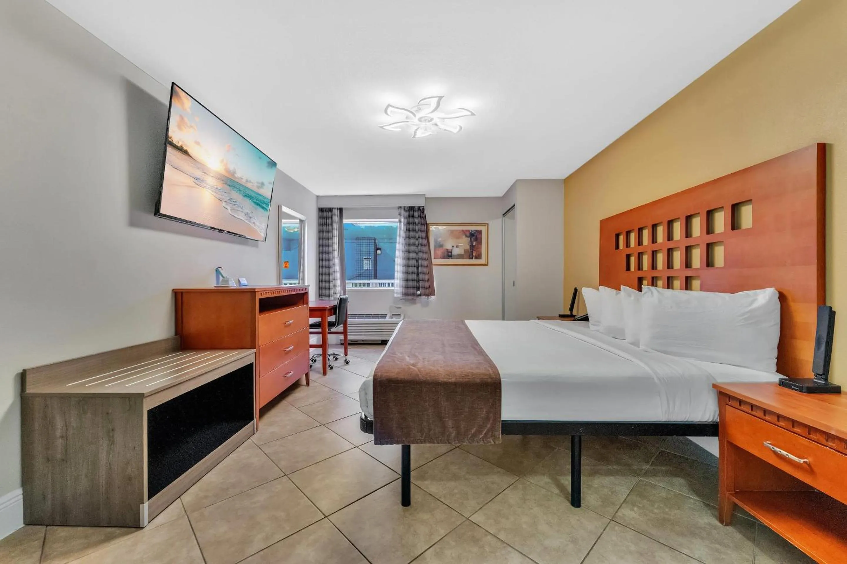 Bedroom in Rodeway Inn & Suites Fort Lauderdale Airport & Cruise Port