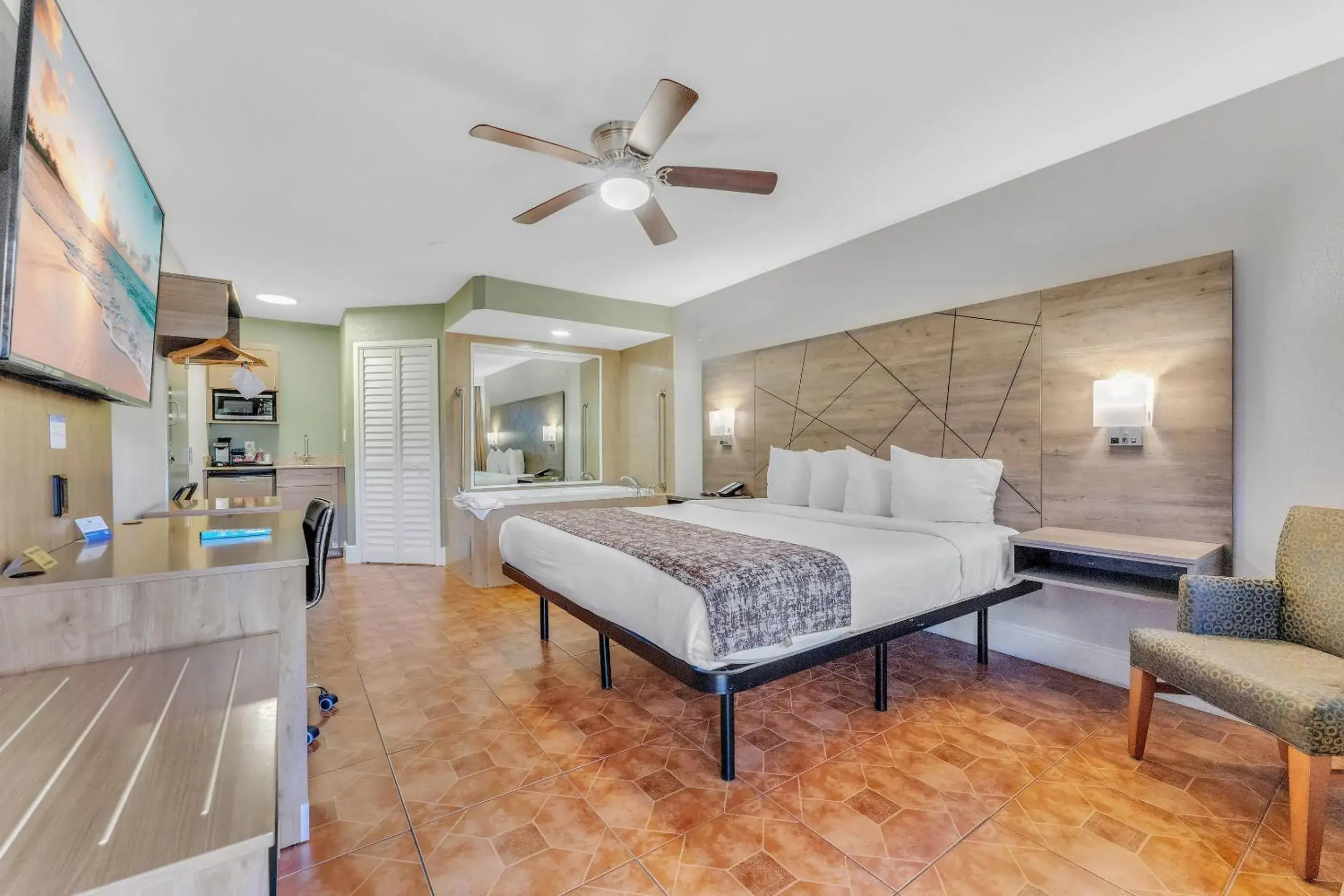 Deluxe King Room with Jacuzzi - Non-Smoking in Rodeway Inn & Suites Fort Lauderdale Airport & Cruise Port Deluxe King Room with Jacuzzi - Non-Smoking in Rodeway Inn & Suites Fort Lauderdale Airport & Cruise Port