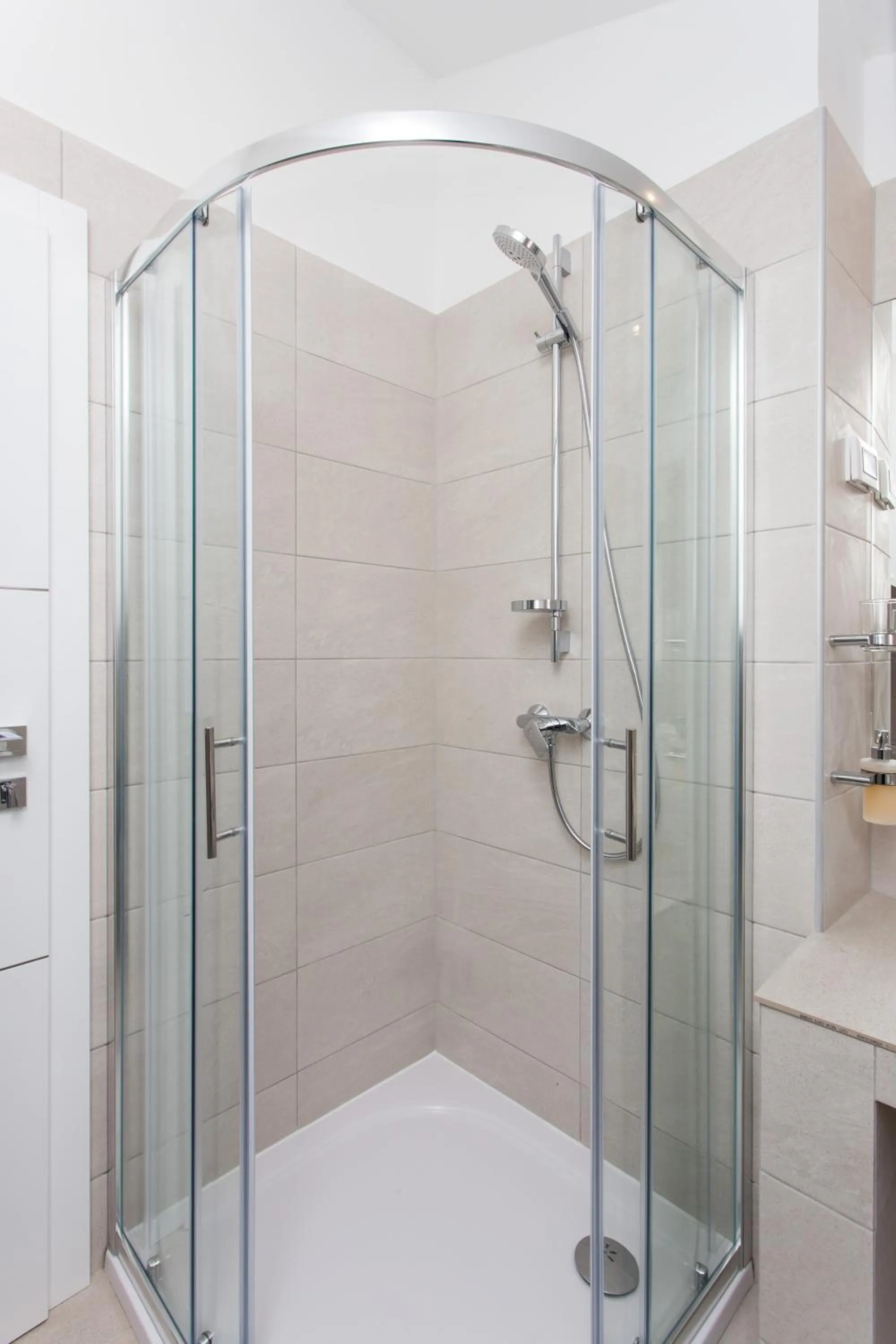 Shower in Klarisa Palace Rooms