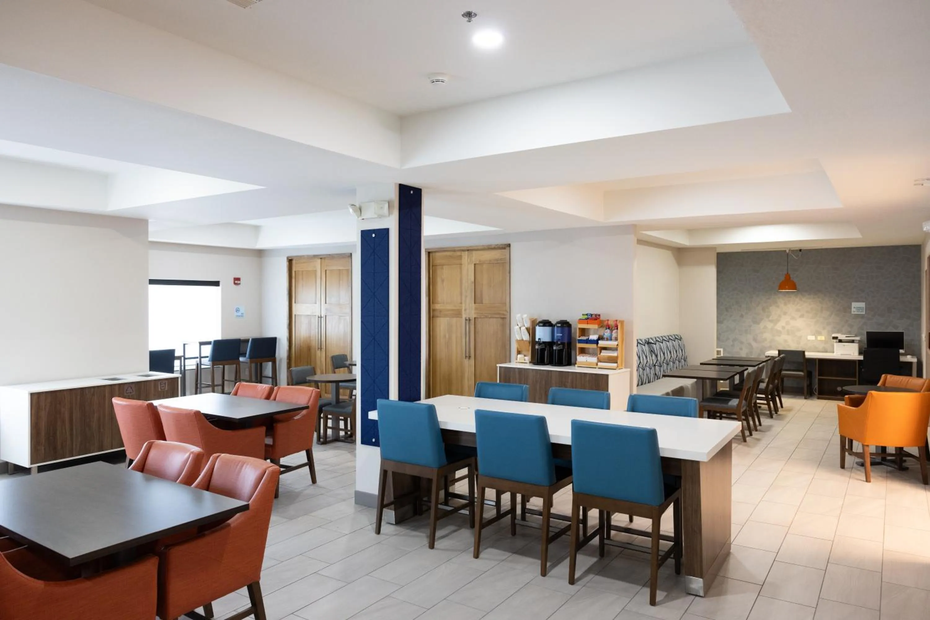 Lobby or reception in Holiday Inn Express Hotel & Suites Wichita Airport by IHG