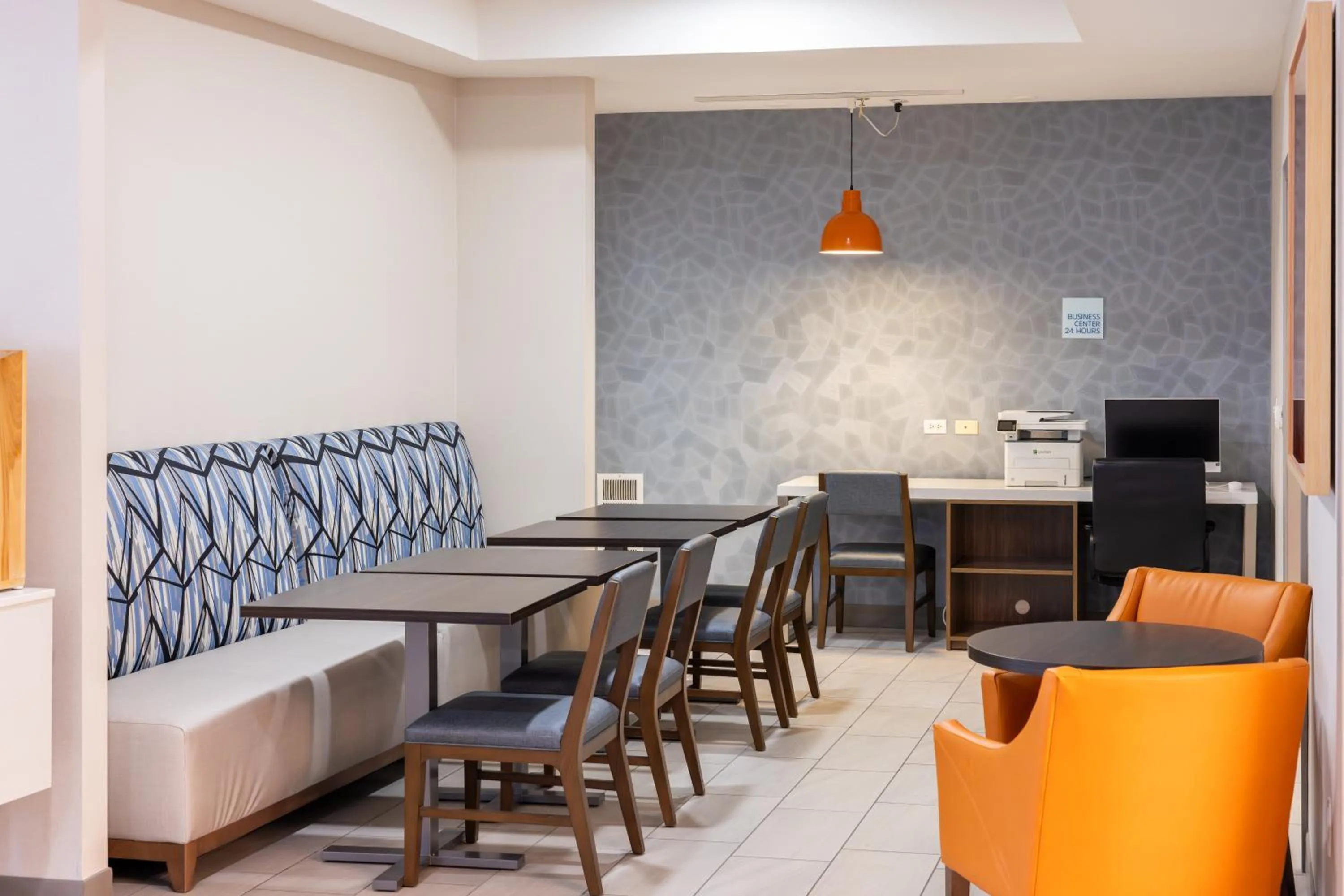 Business facilities in Holiday Inn Express Hotel & Suites Wichita Airport by IHG