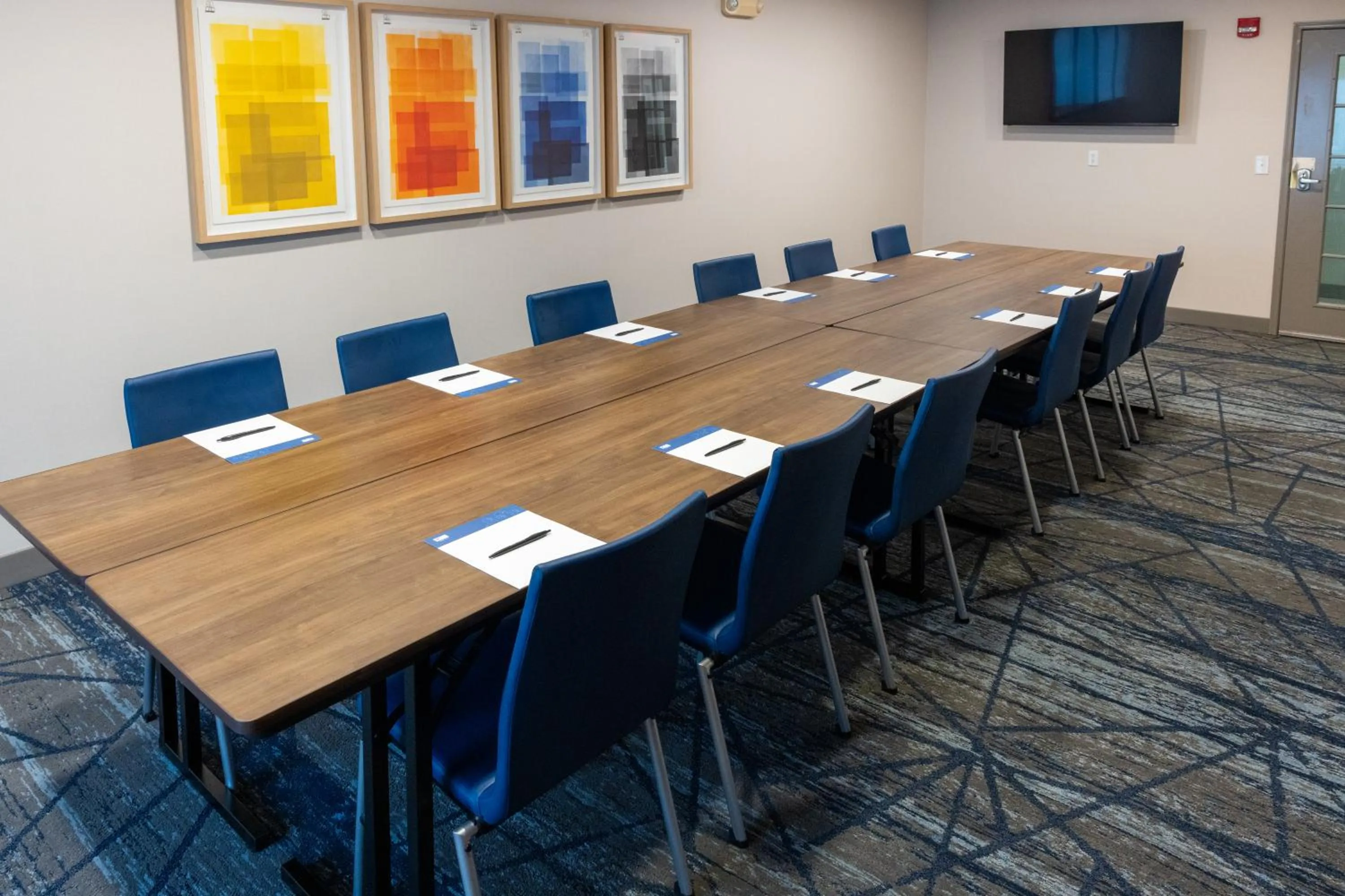 Meeting/conference room in Holiday Inn Express Hotel & Suites Wichita Airport by IHG