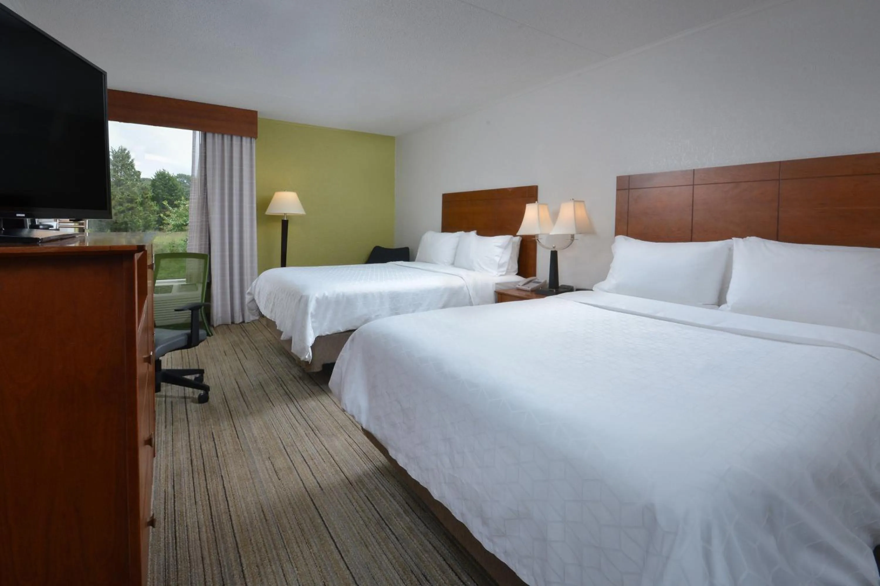 Photo of the whole room, Bed in Holiday Inn Express Lynchburg by IHG