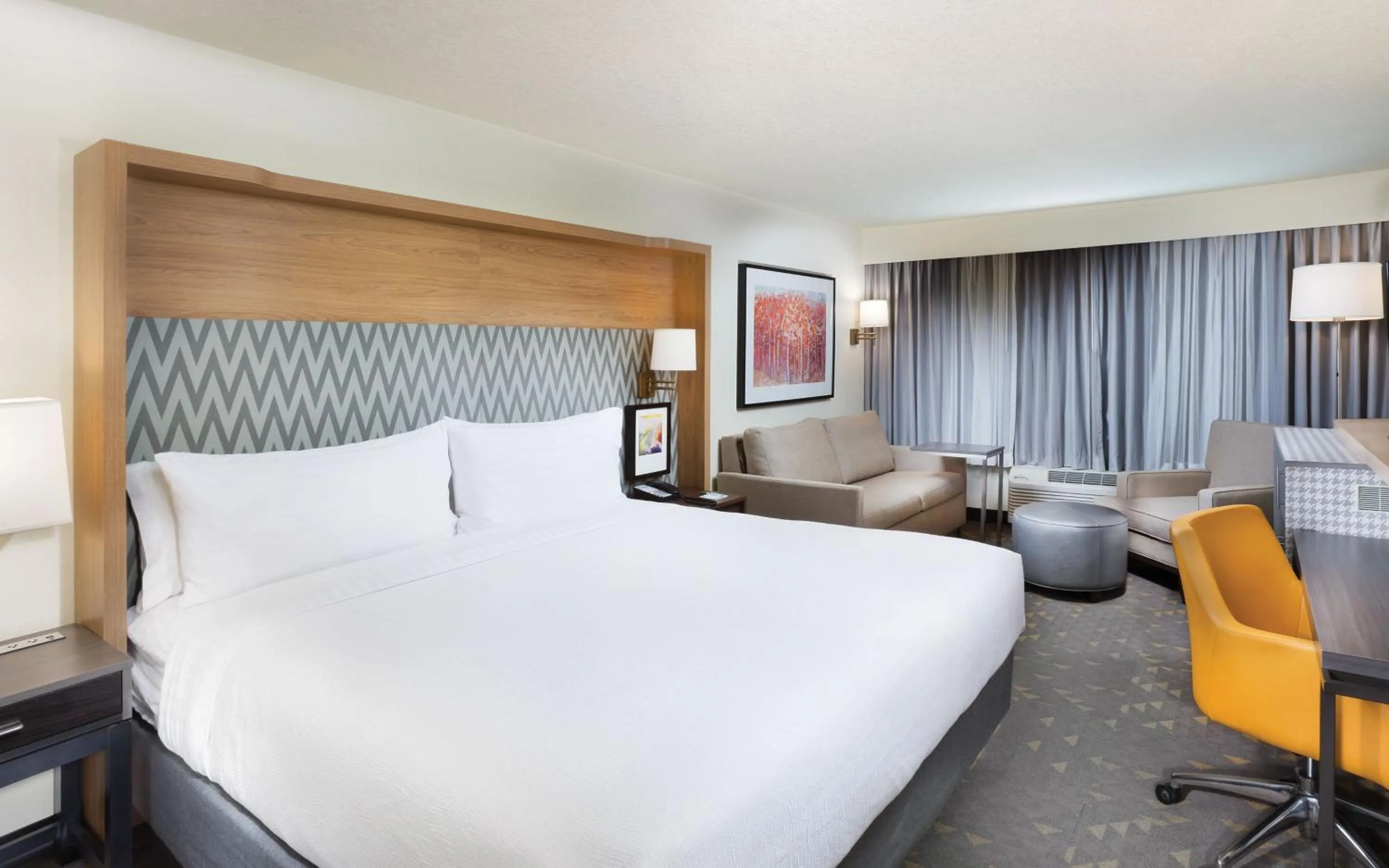 Photo of the whole room, Bed in Holiday Inn Asheville East-Blue Ridge Pkwy by IHG