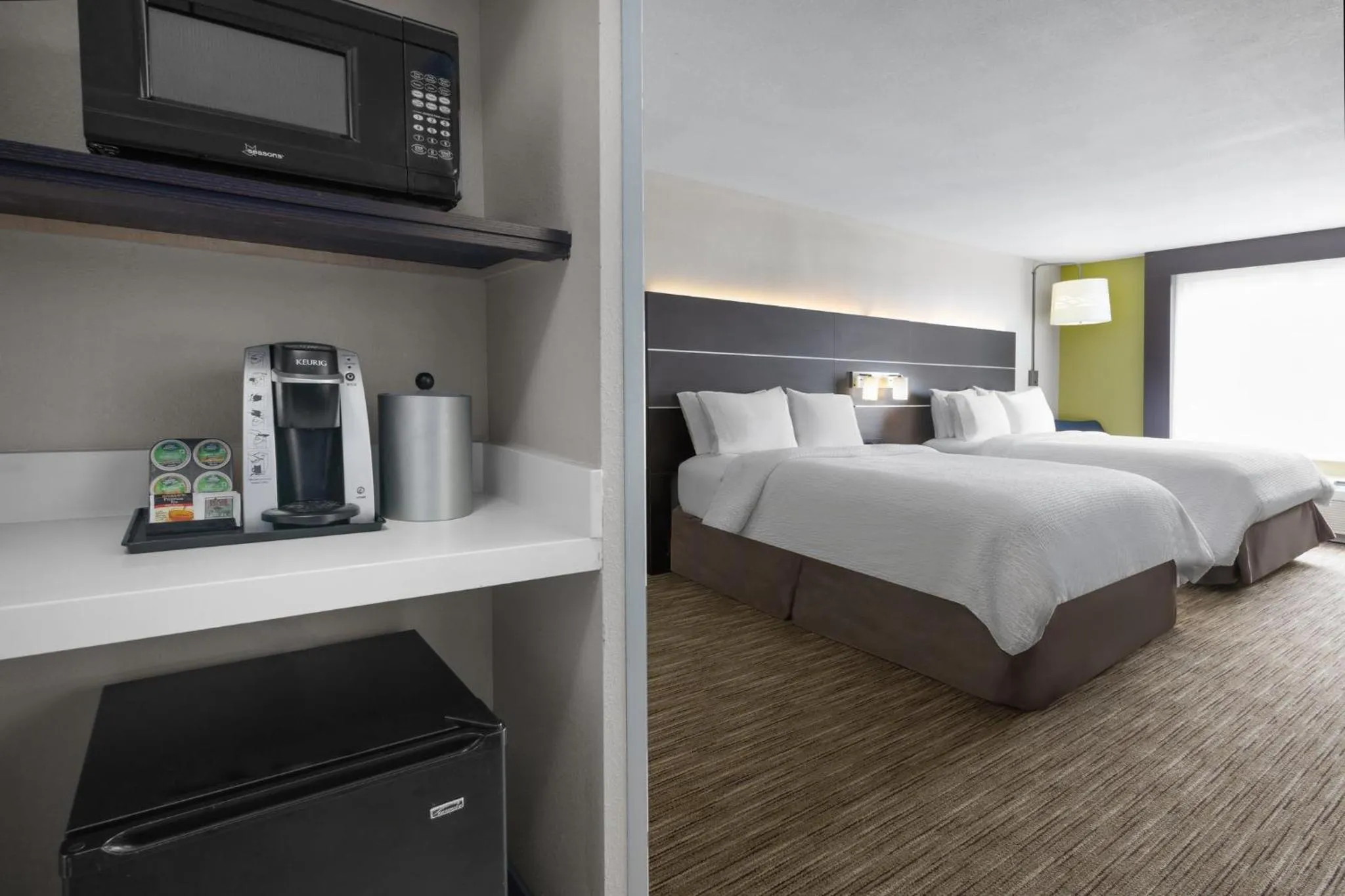 Photo of the whole room, Bed in Holiday Inn Express Hotel & Suites Hamburg by IHG