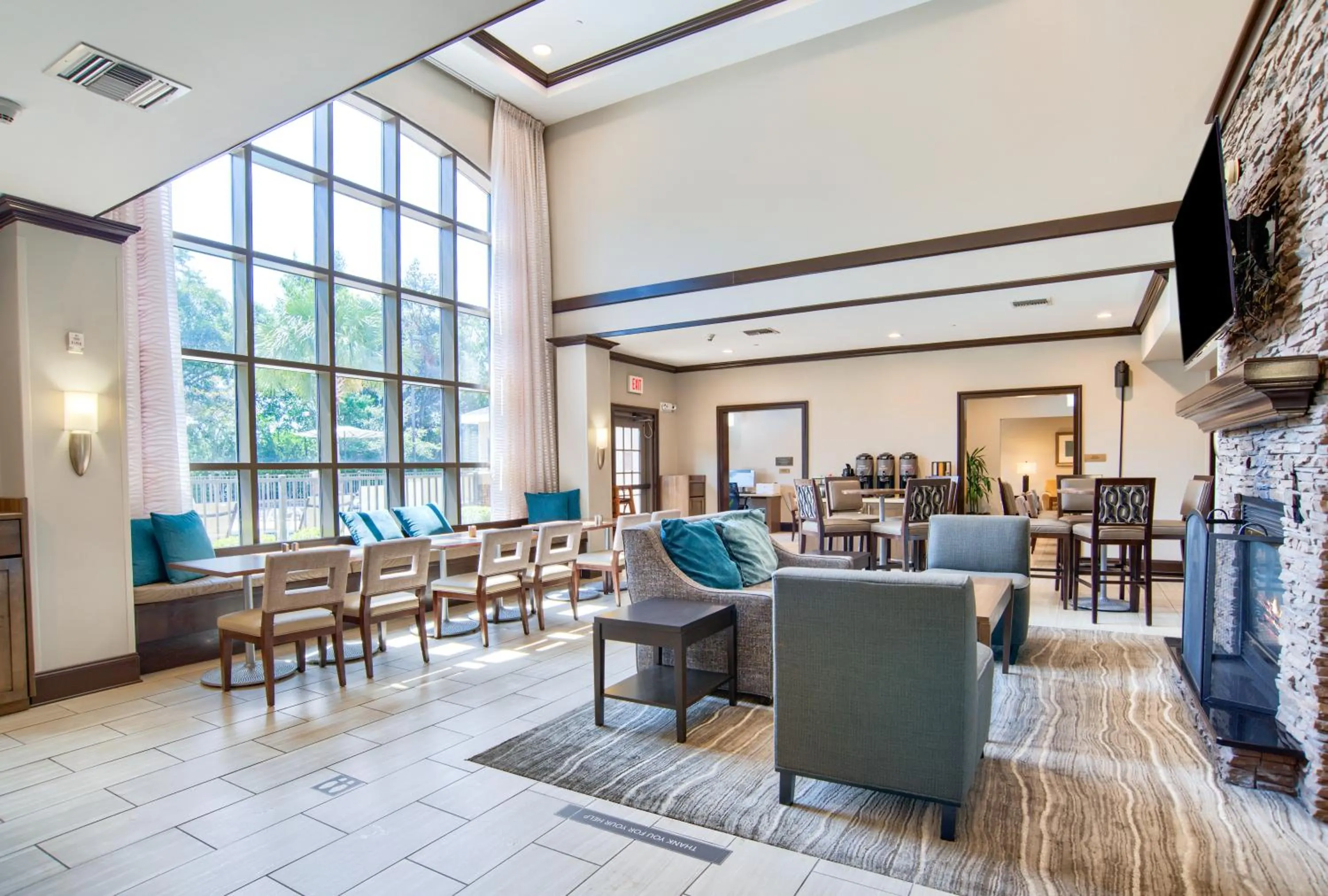 Seating area in Staybridge Suites Gulf Shores by IHG