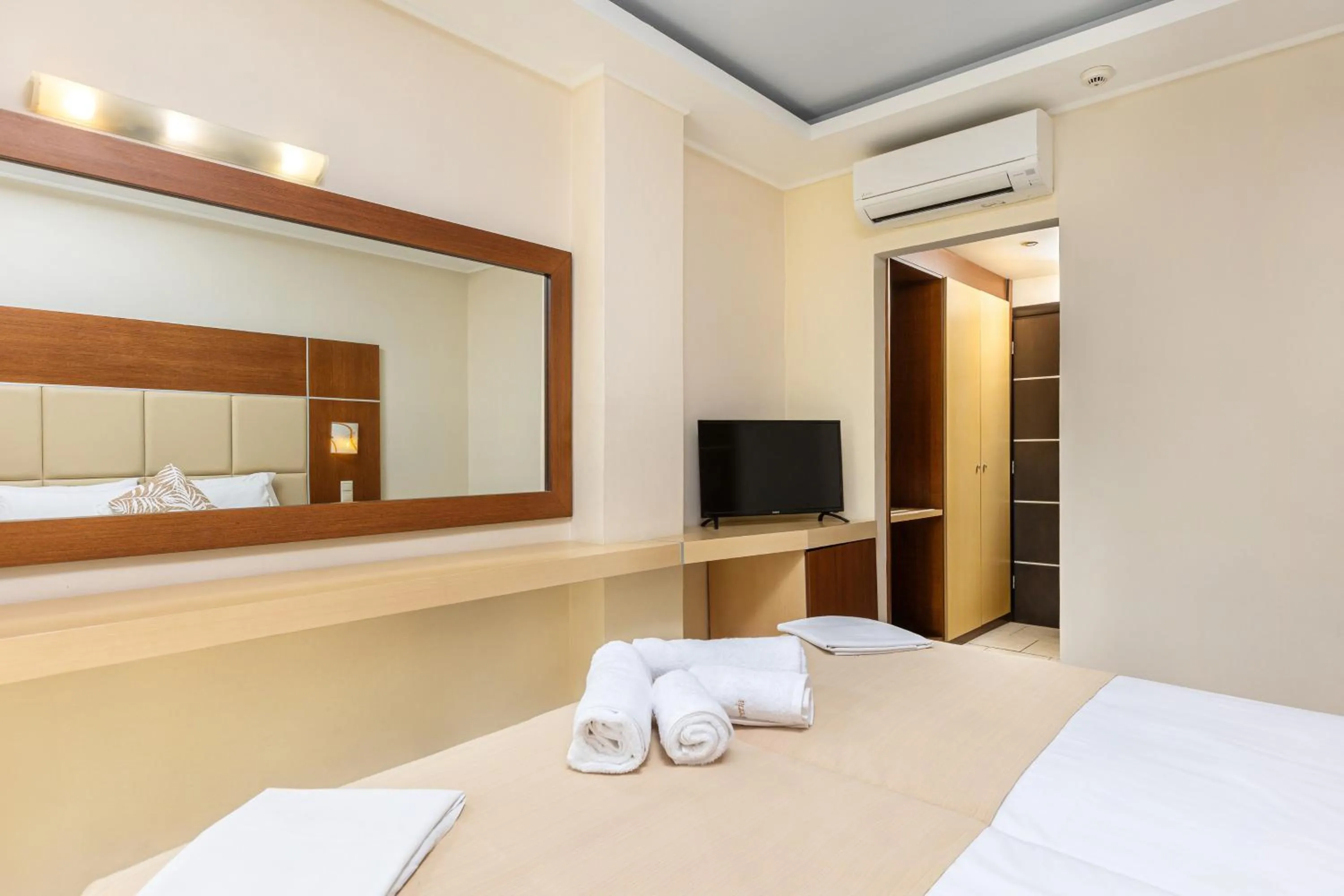 TV and multimedia, Bed in Esperia Hotel