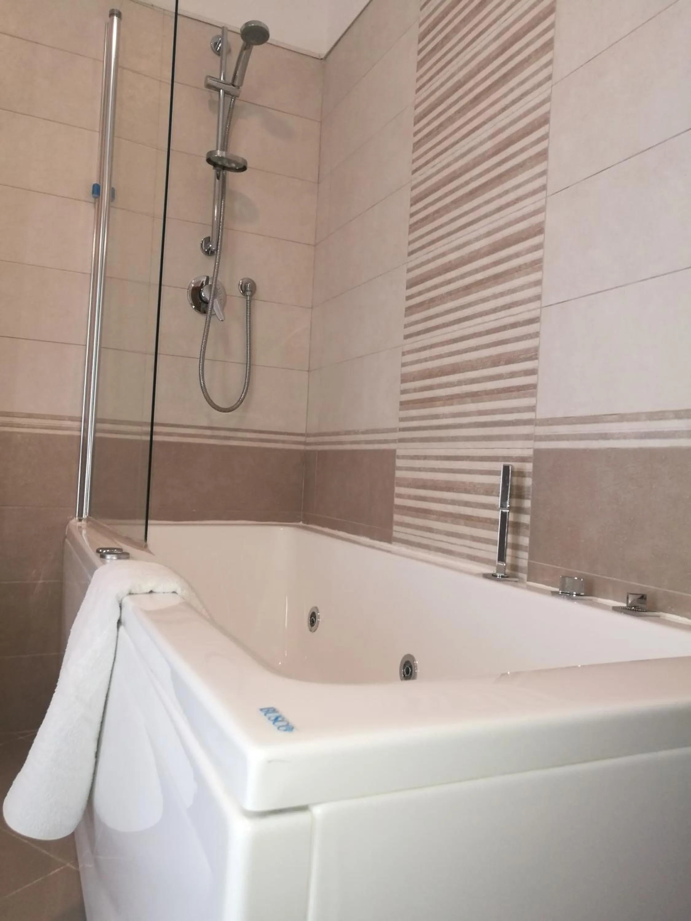 Hot Tub in Da Fabio Bed and Breakfast