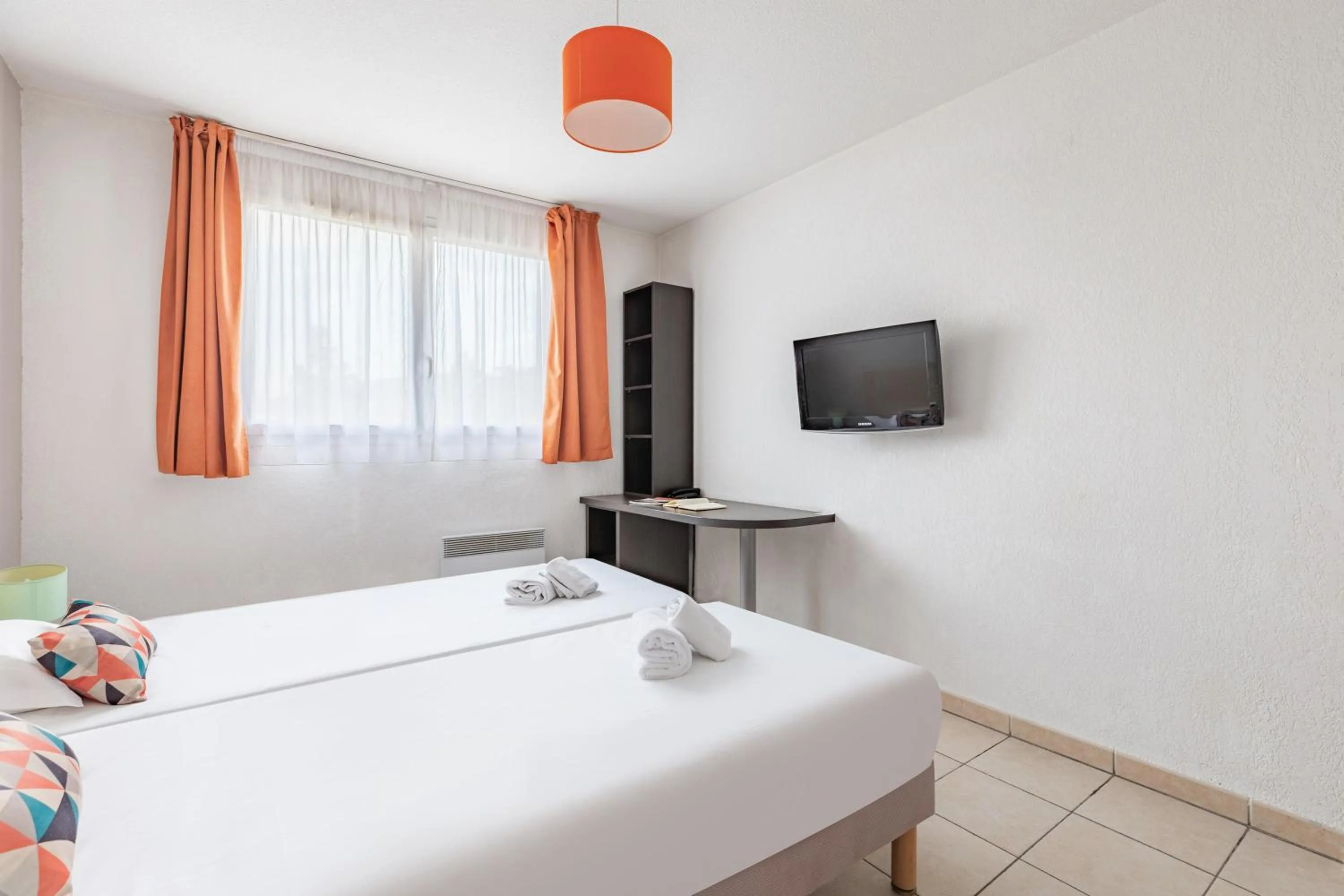 Bed in Appart'City Classic Marseille Aéroport - Vitrolles