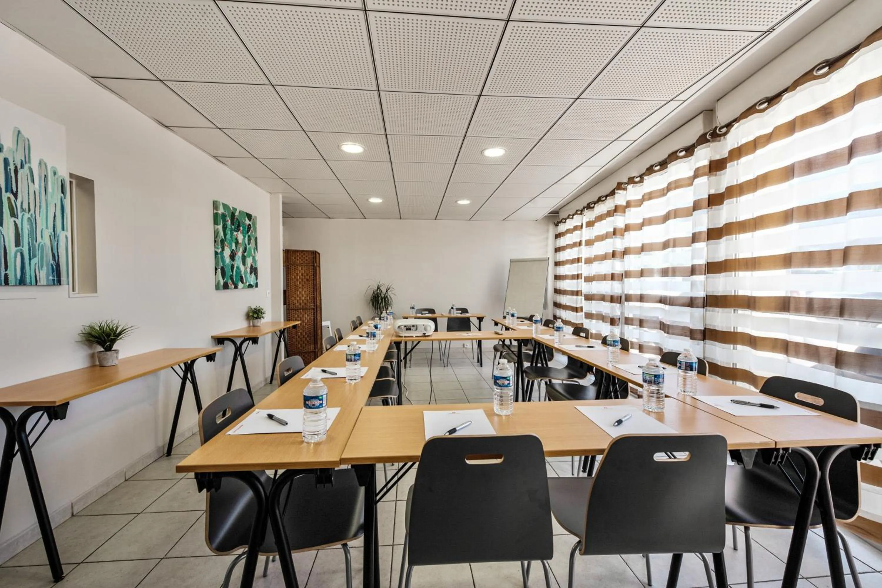 Meeting/conference room in Appart'City Classic Marseille Aéroport - Vitrolles