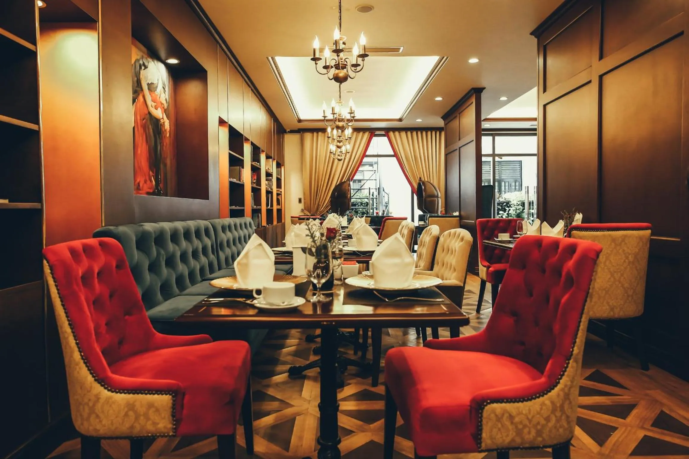 Restaurant/places to eat in The Scarlett Boutique Hotel