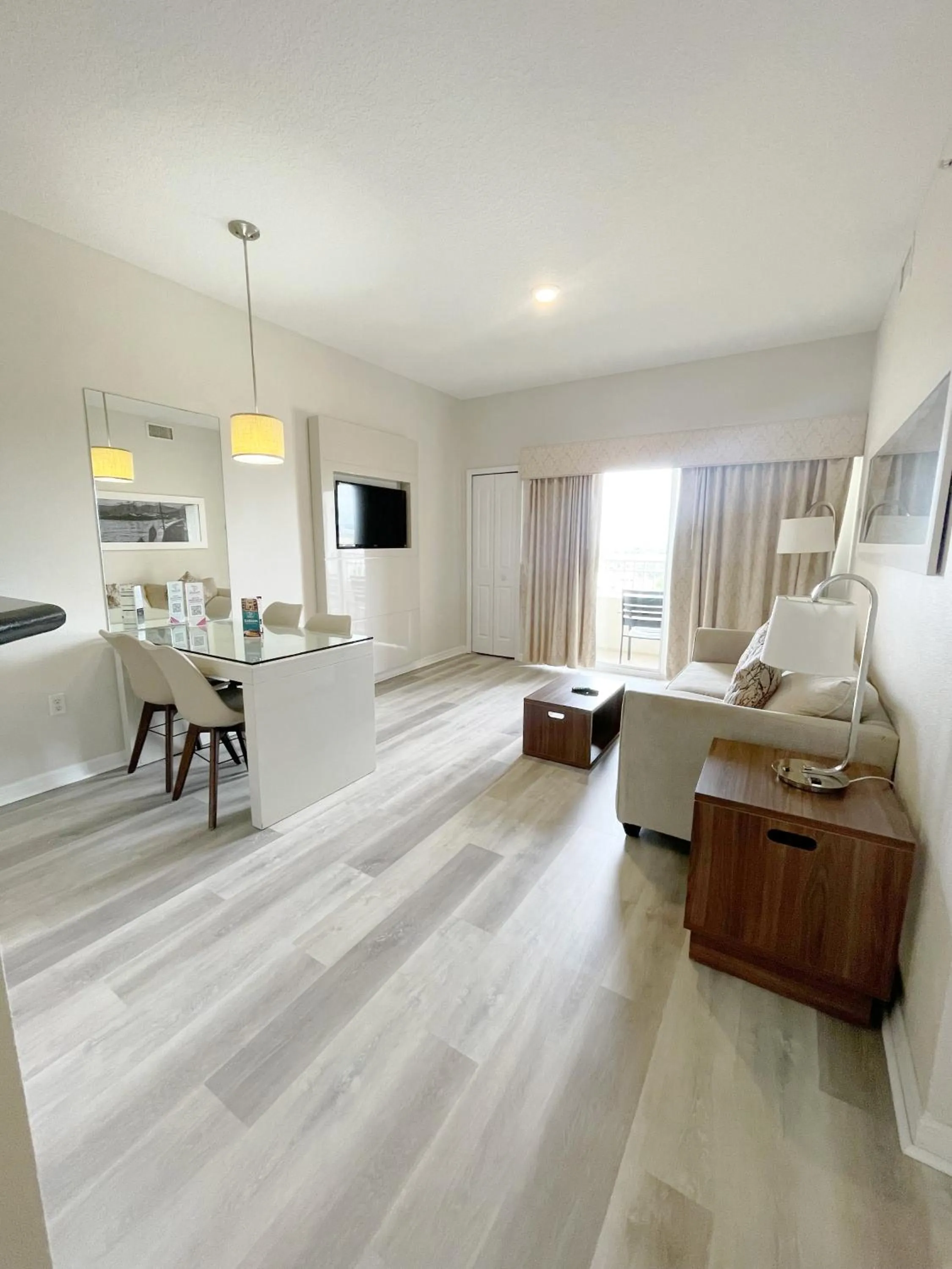 Living room, Bed in The Point Hotel & Suites Universal