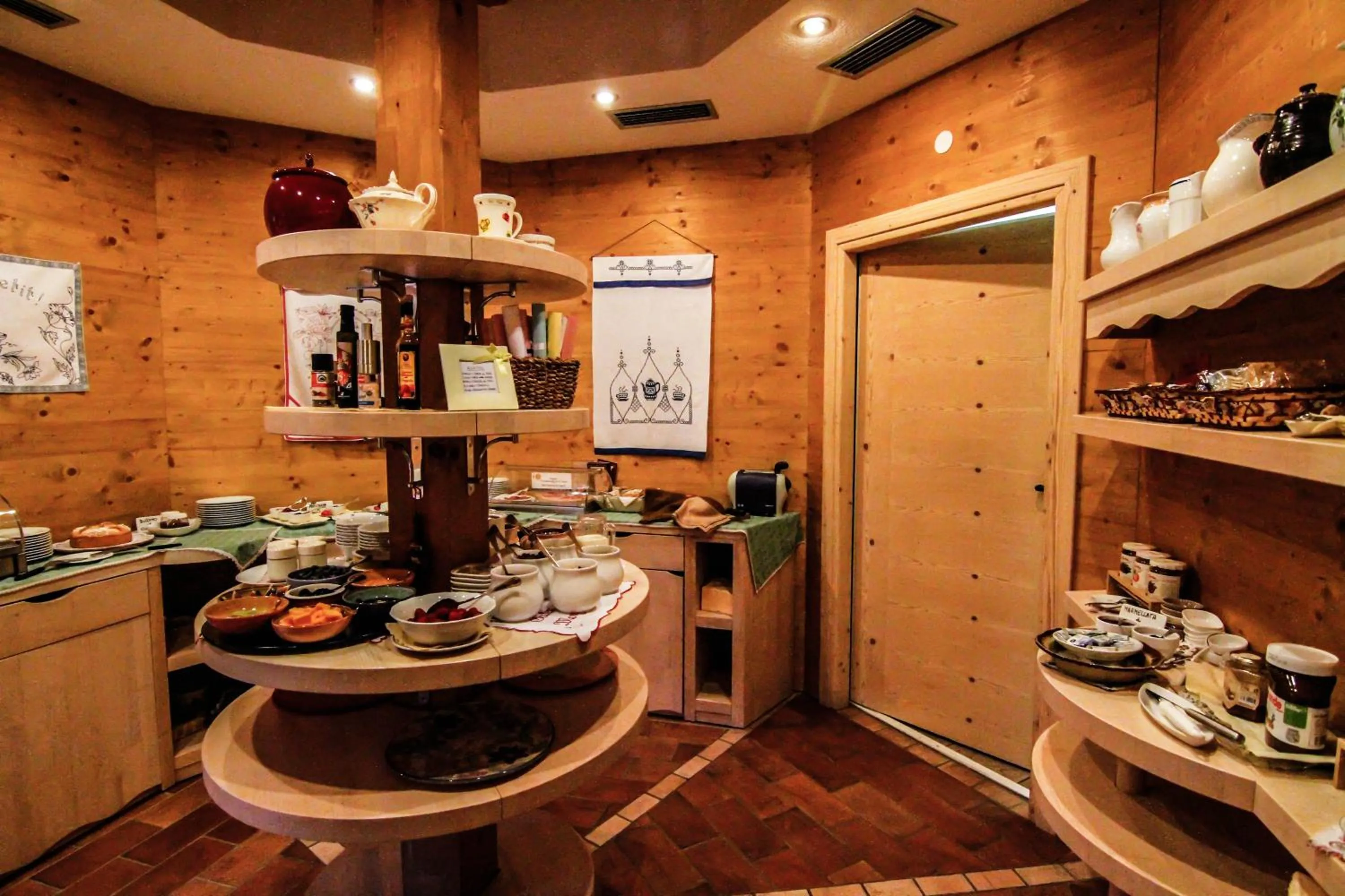 Restaurant/places to eat in Castelir Suite Hotel