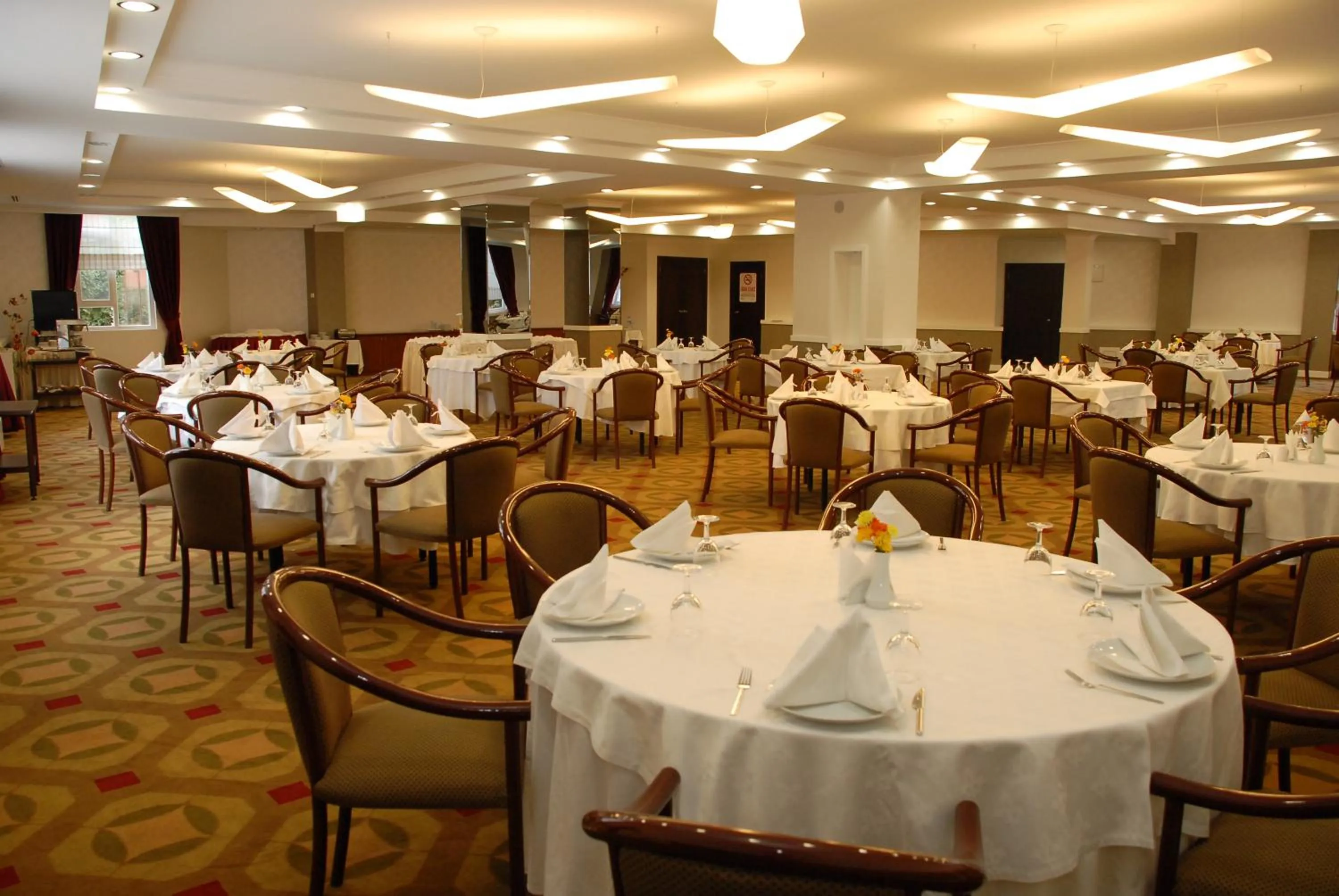 Restaurant/places to eat in Gazi Park Hotel