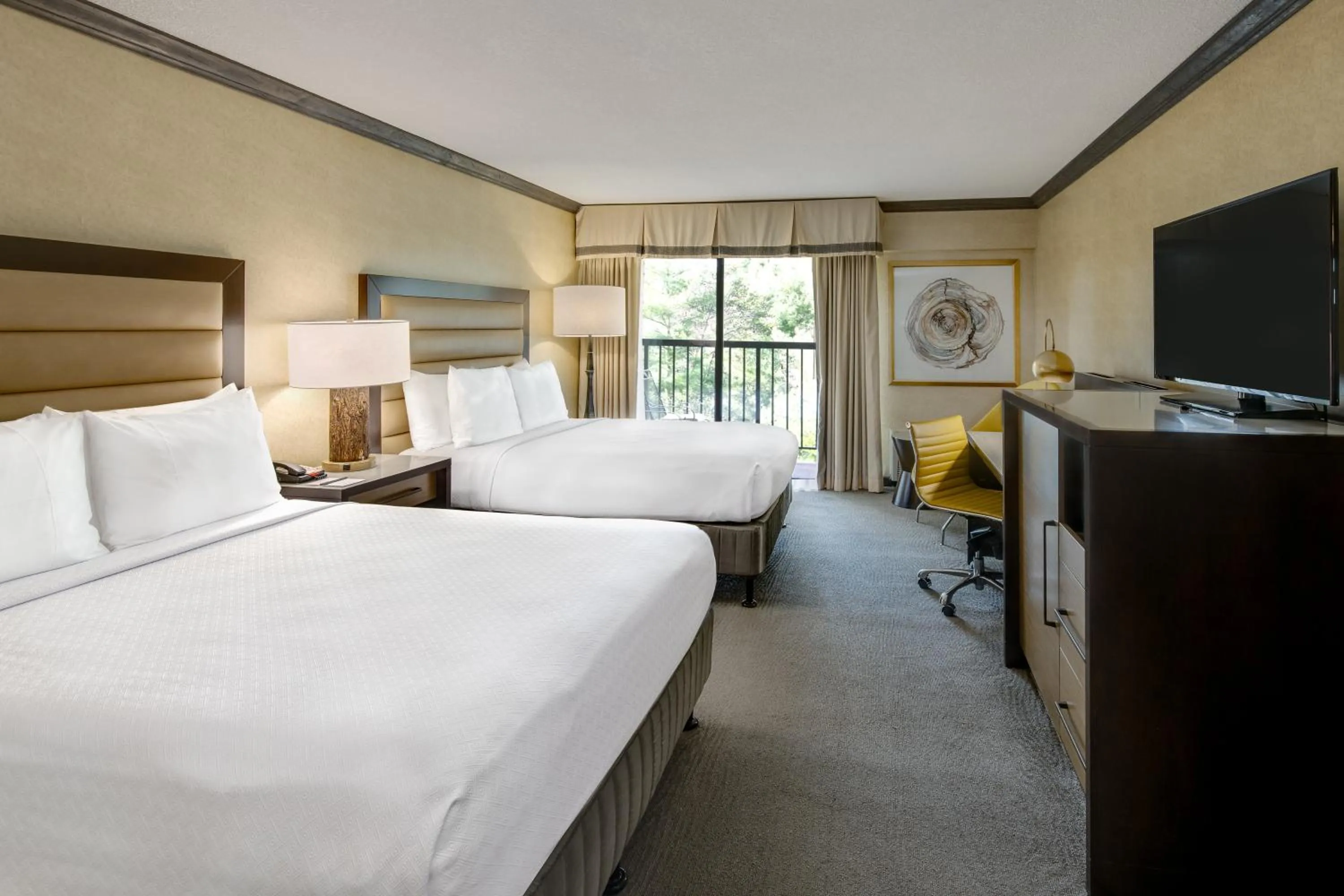 Photo of the whole room, Bed in Crowne Plaza Resort Asheville by IHG