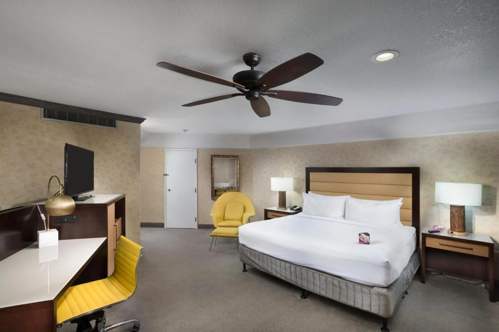 Photo of the whole room, Bed in Crowne Plaza Resort Asheville by IHG