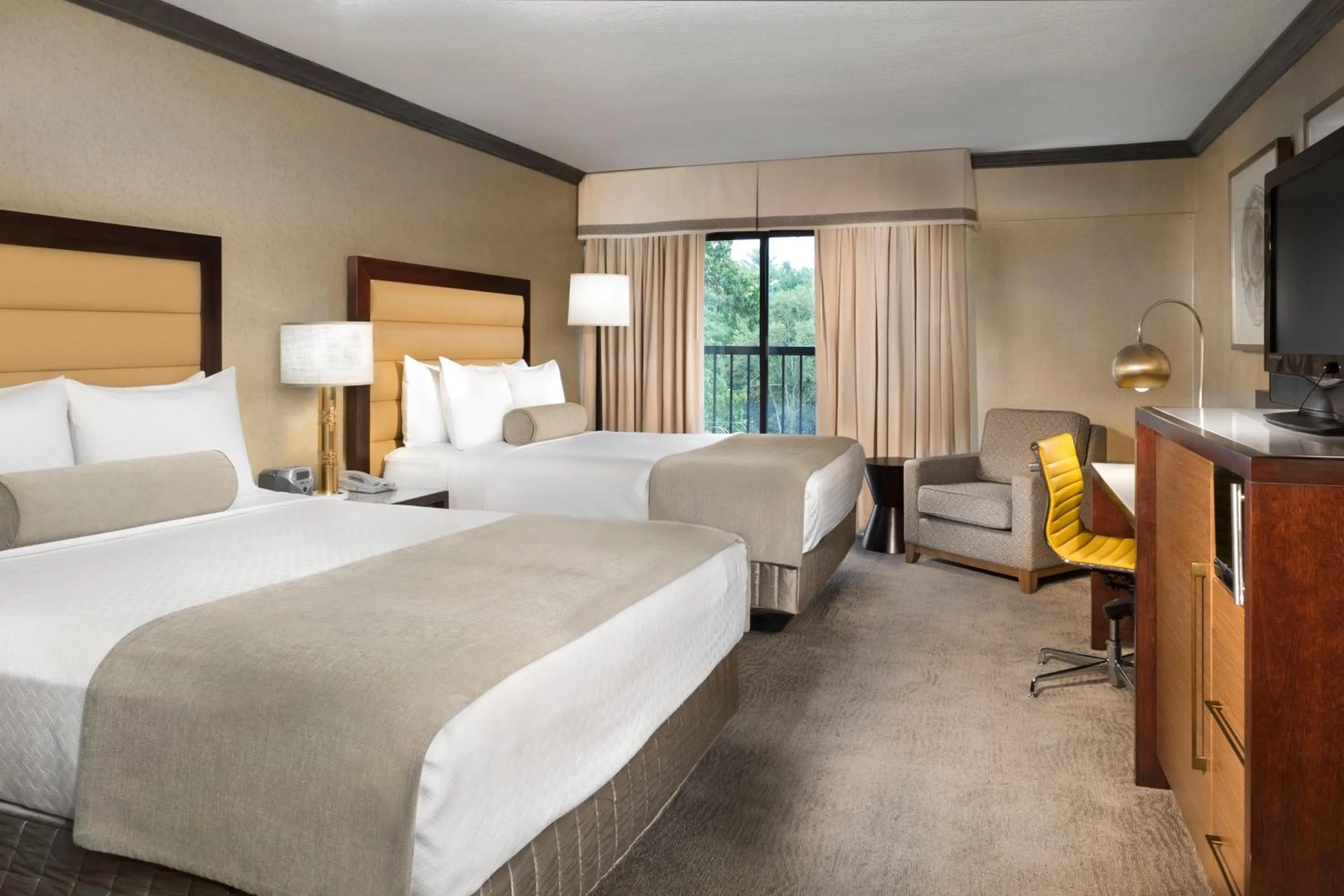 Photo of the whole room, Bed in Crowne Plaza Resort Asheville by IHG