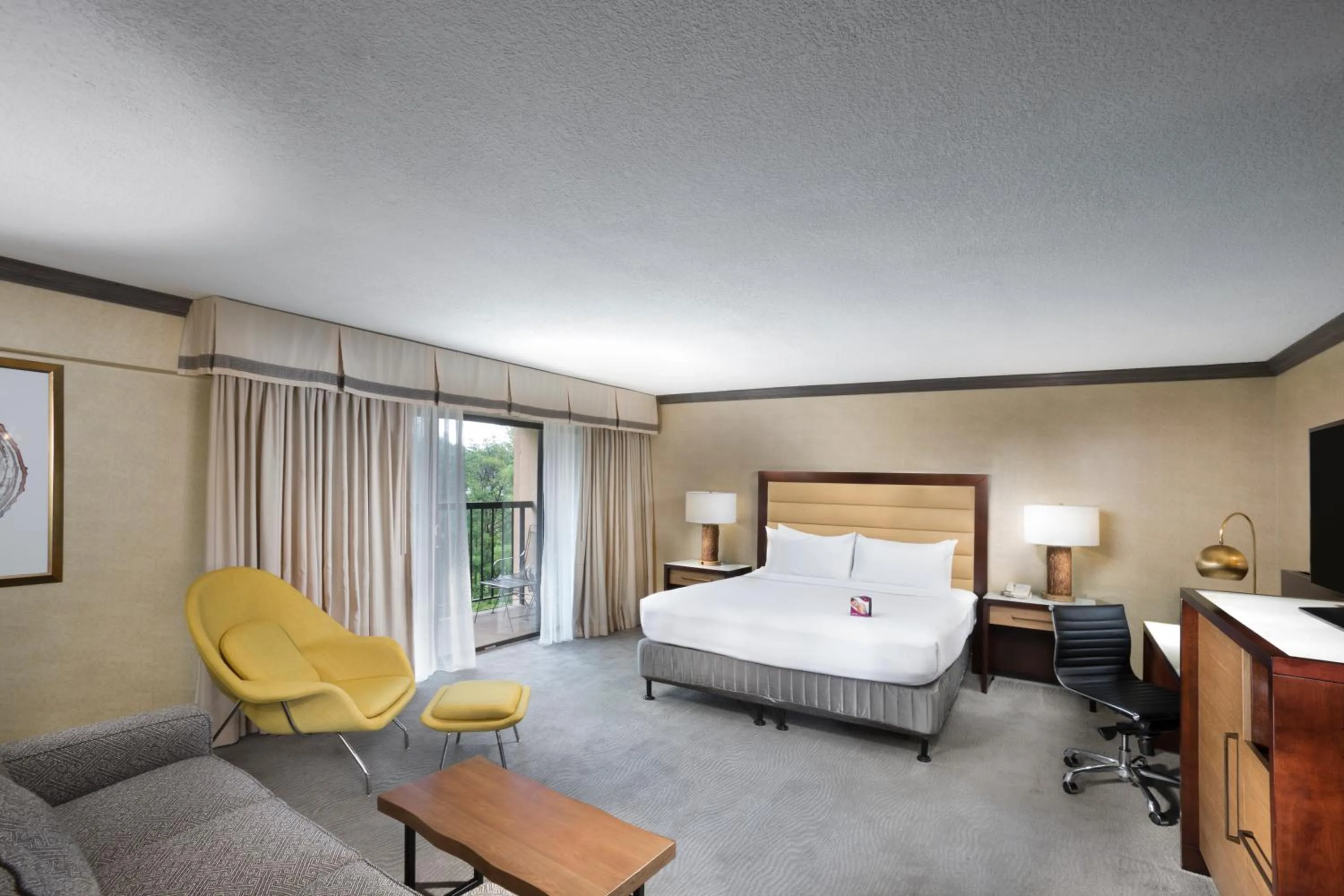 Communal lounge/ TV room, Bed in Crowne Plaza Resort Asheville by IHG
