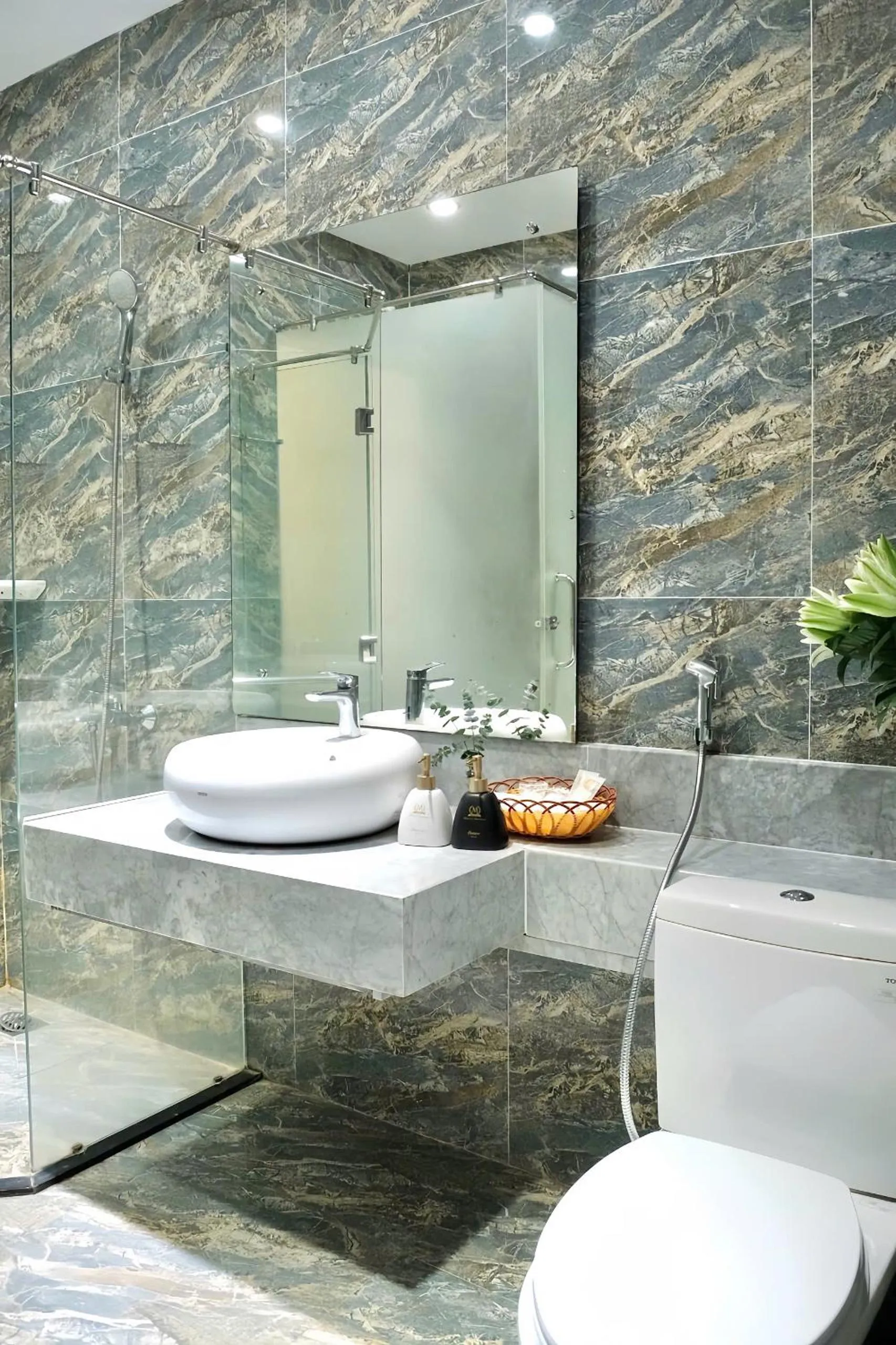 Bathroom in Kim Minh Apartment & Hotel