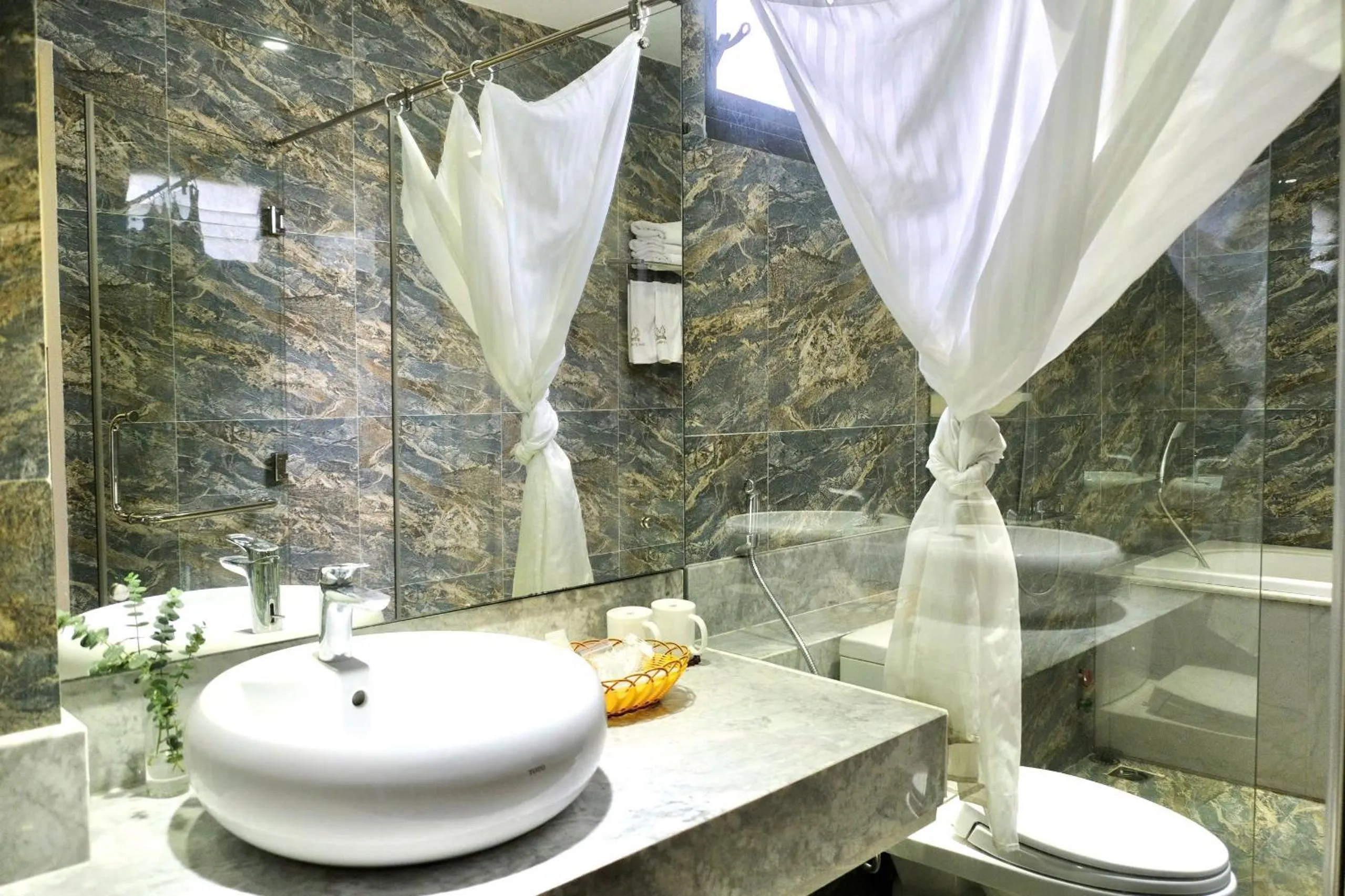 Shower in Kim Minh Apartment & Hotel