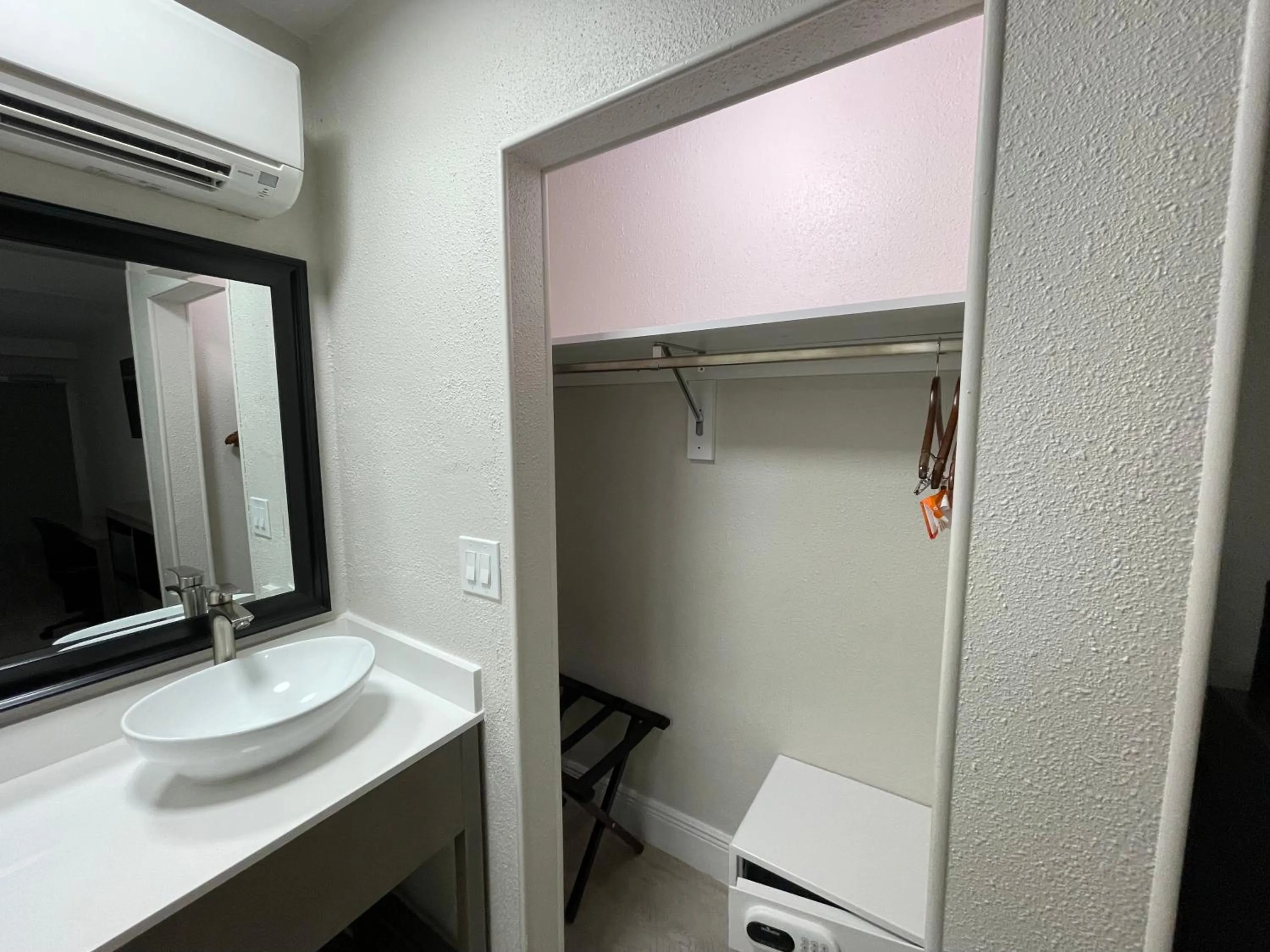 wardrobe in Quality Inn & Suites Airport-Cruise Port Hollywood