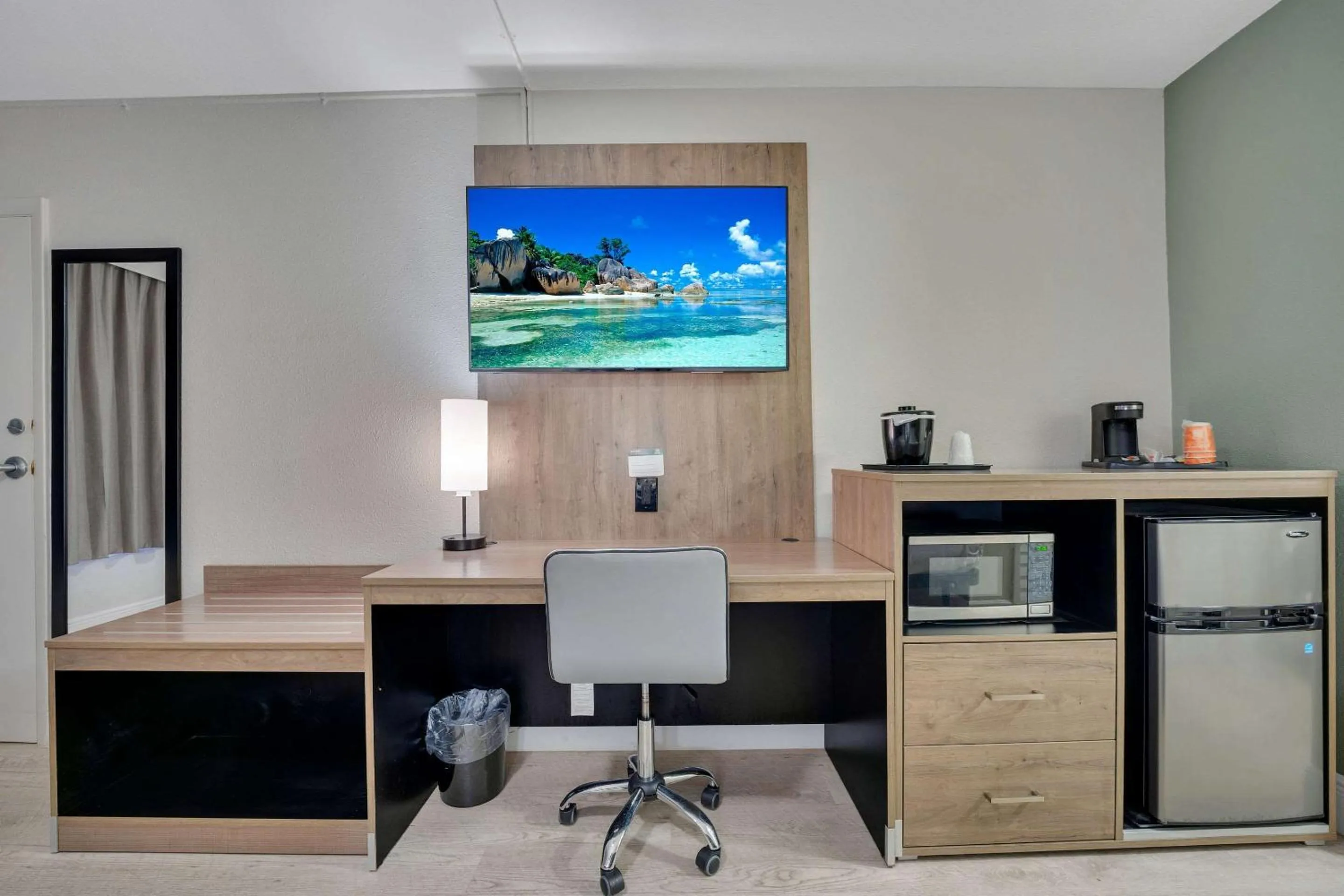 Bedroom in Quality Inn & Suites Airport-Cruise Port Hollywood