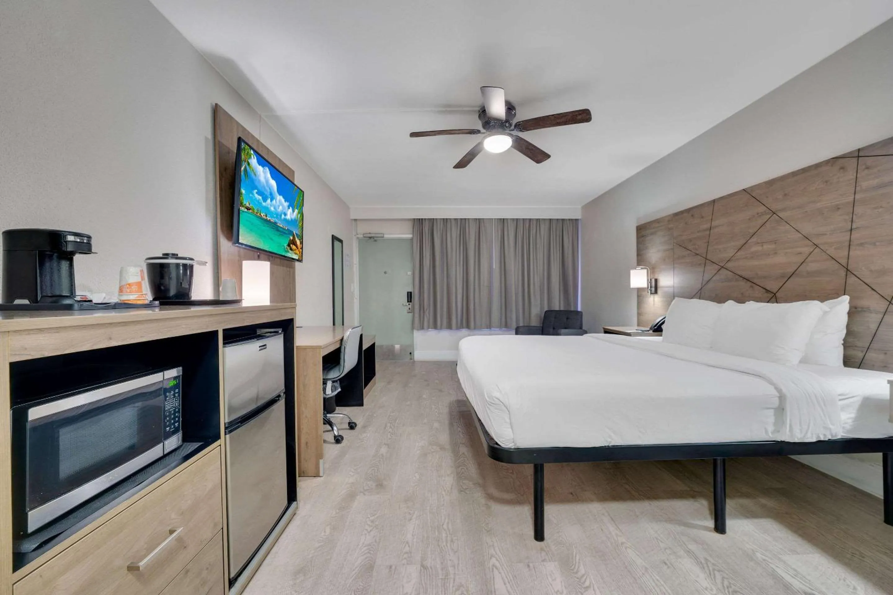 Bedroom, Bed in Quality Inn & Suites Airport-Cruise Port Hollywood