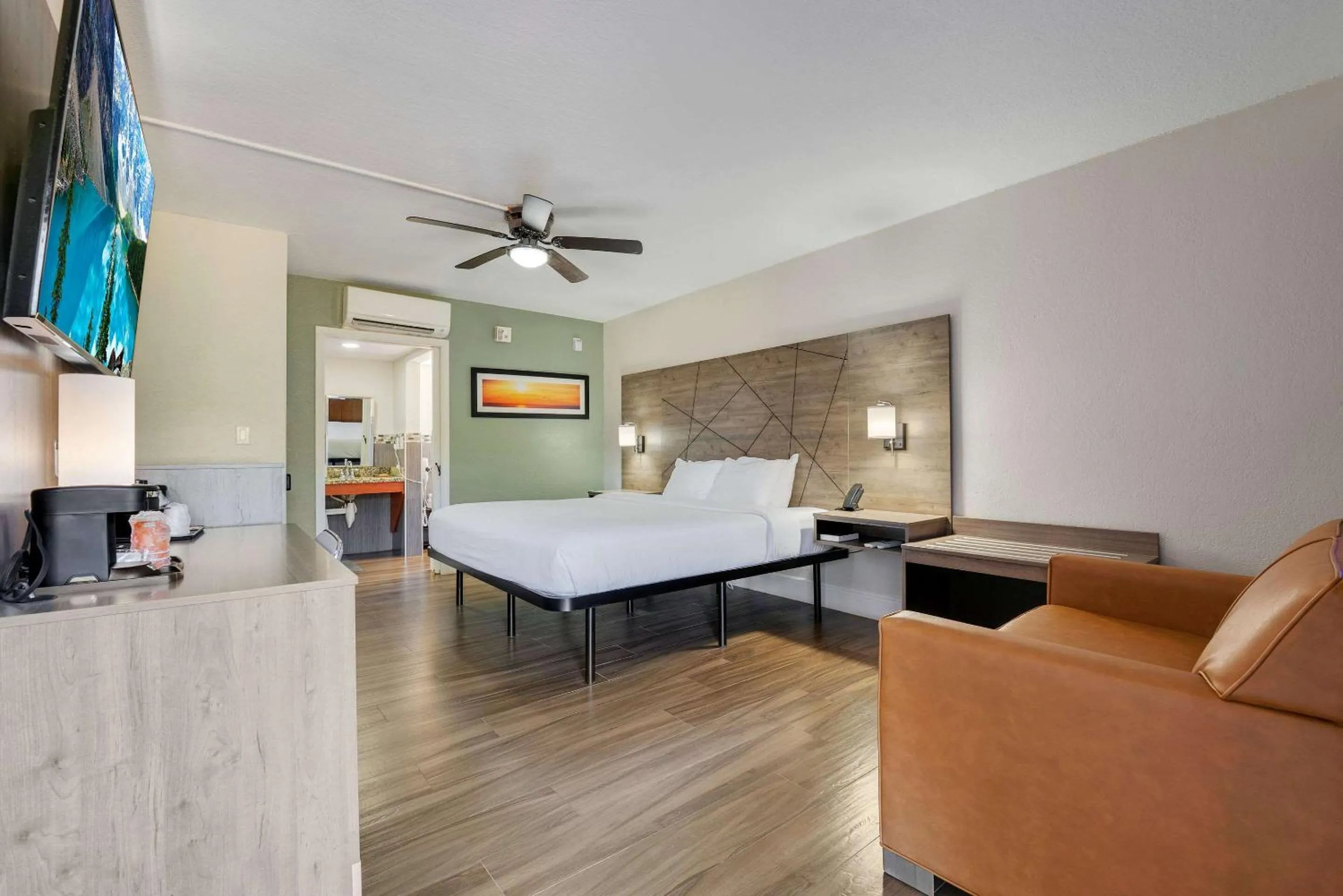 Bedroom, Bed in Quality Inn & Suites Airport-Cruise Port Hollywood